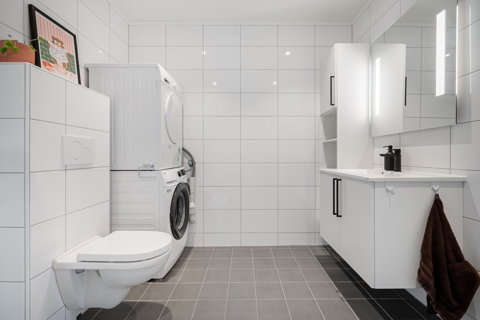 Det er også opplegg for vaskemaskin. Badet er lett tilgjengelig fra soverommene på samme plan. Galleribilde