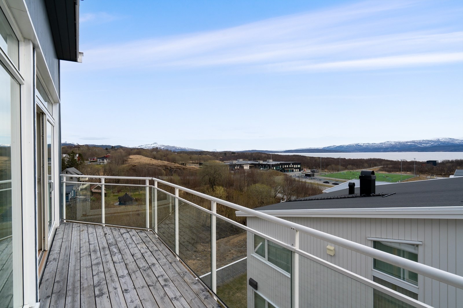 Fra stuen er det direkte utgang til balkong, hvor du kan nyte de samme flotte utsiktsforholdene og gode solforhold gjennom dagen. Galleribilde