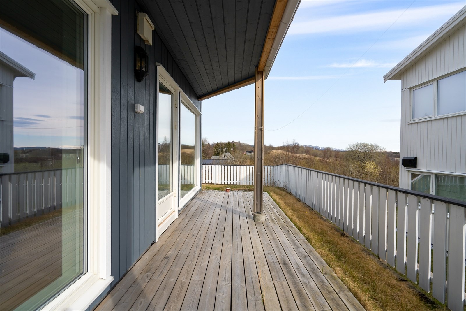 Fra utleiedelen er det utgang til en platting på bakkeplan. Galleribilde