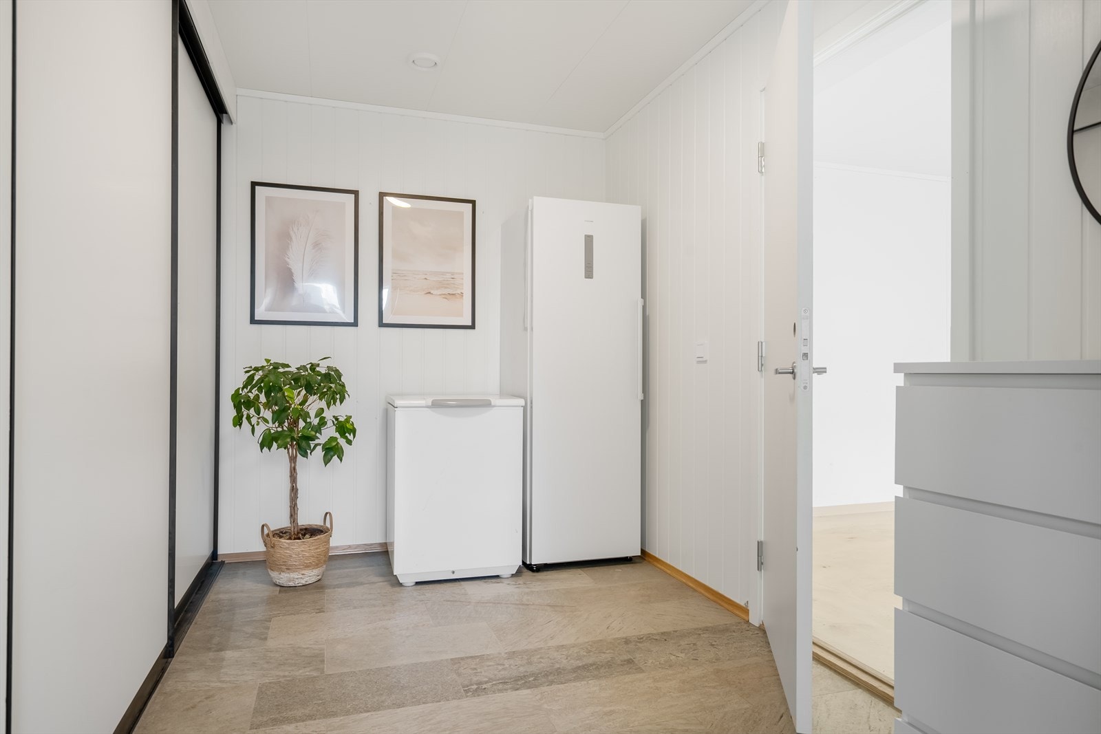 Videre fra entréen kommer man til gangen som leder til garasjen. Her er det skyvedørsgarderobe og plass til kommode for ytterligere lagringsplass. Galleribilde