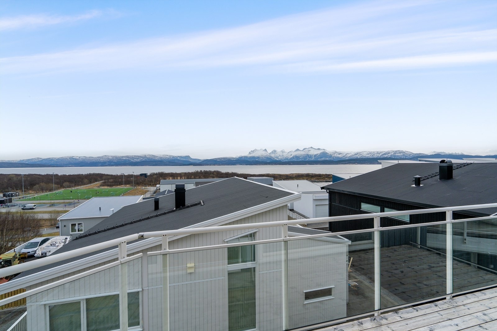 Fra balkongen har man en åpen og vidstrakt utsikt over nærområdet og fjorden. Galleribilde