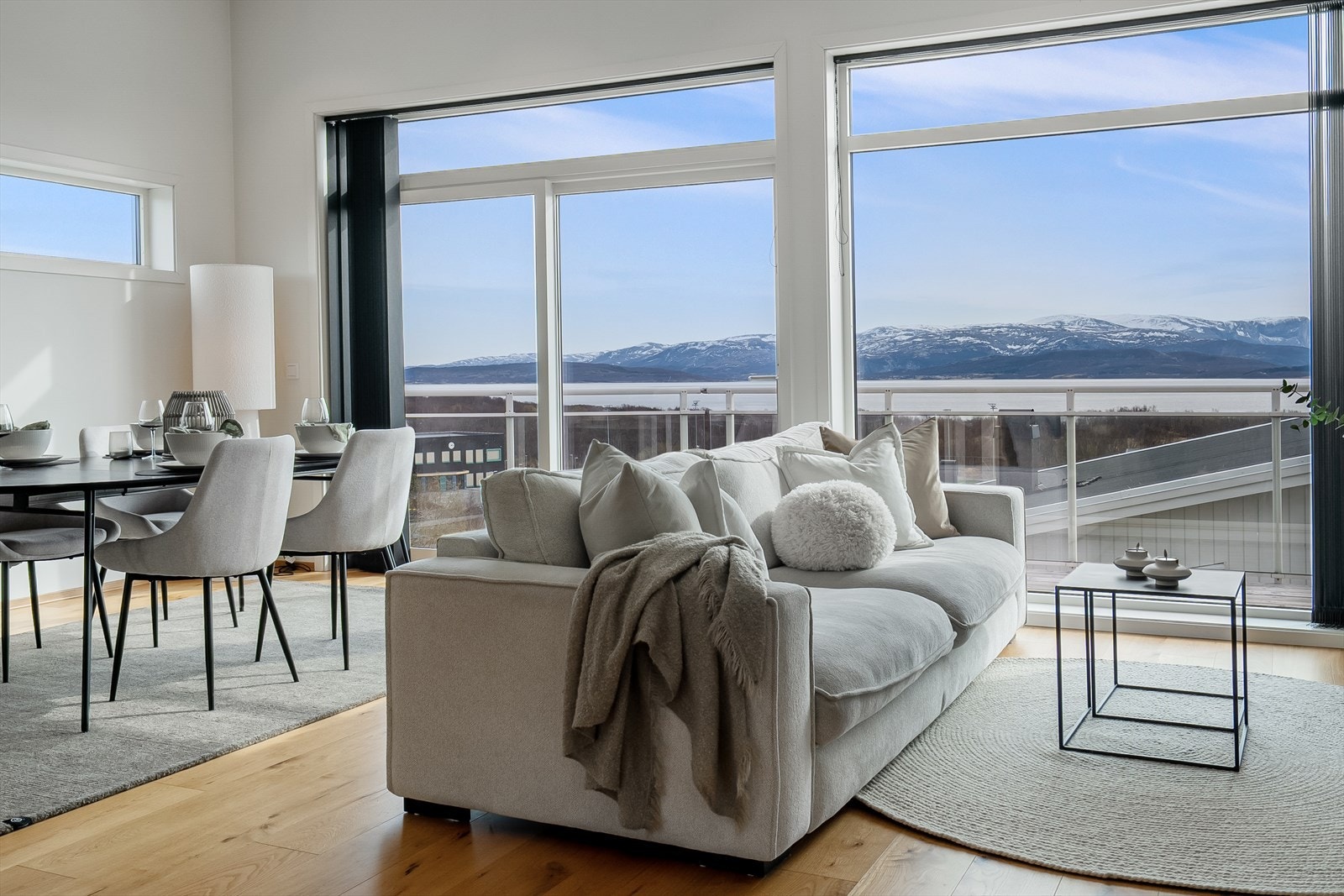 Stuen fremstår lys og innbydende, med god takhøyde og store vindusflater som slipper inn rikelig med dagslys og samtidig rammer inn den spektakulære utsikten over Saltenfjorden. Galleribilde