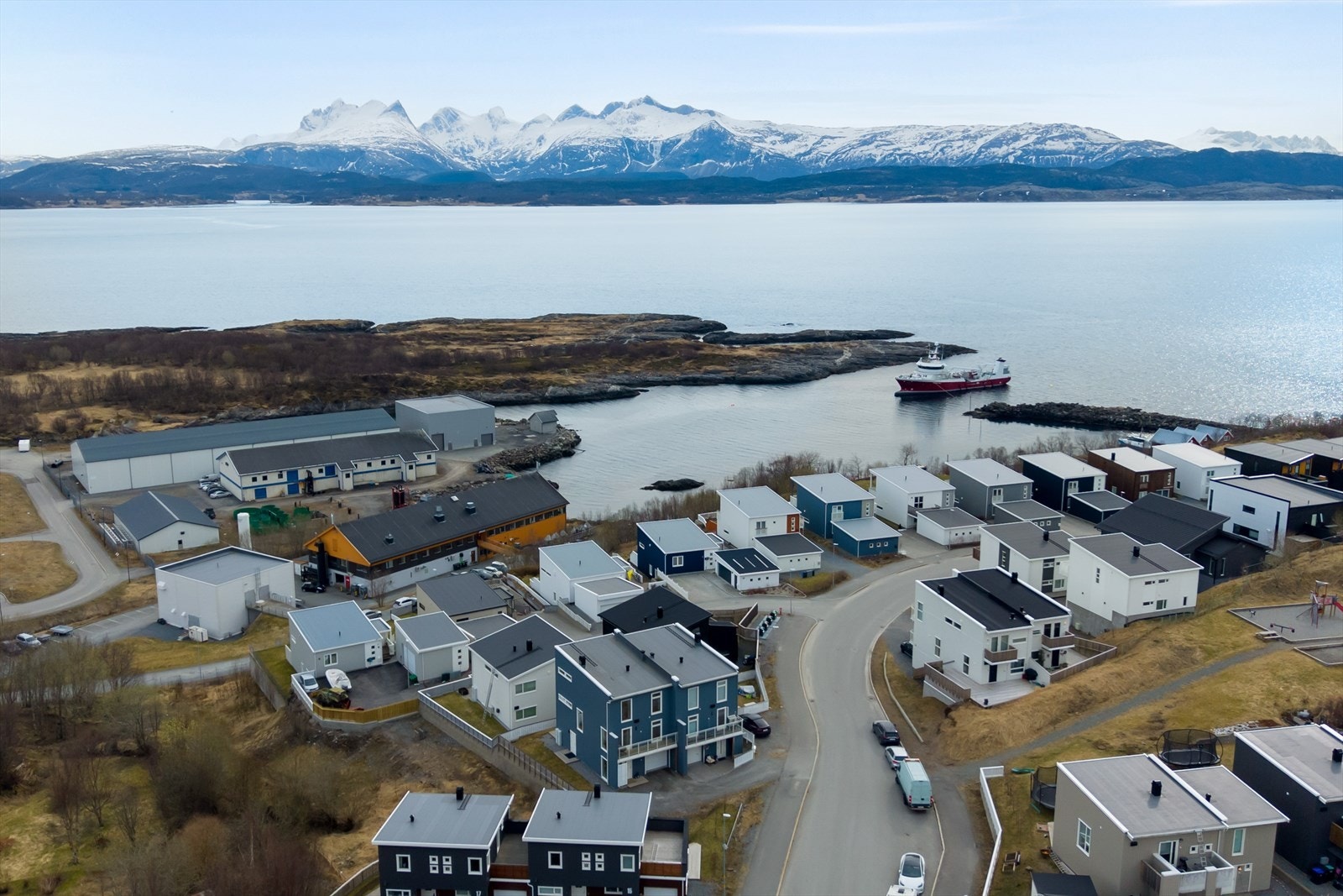Beliggenheten byr på umiddelbar nærhet til sjøen og flotte turområder. Galleribilde