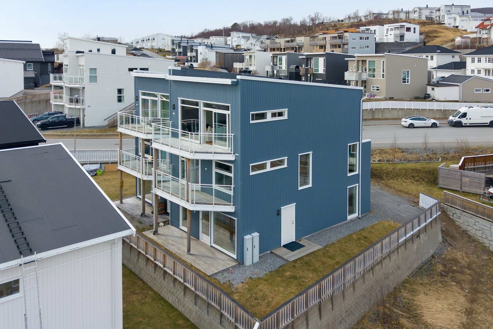 Utleiedelen har egen inngang på siden av boligen. Galleribilde