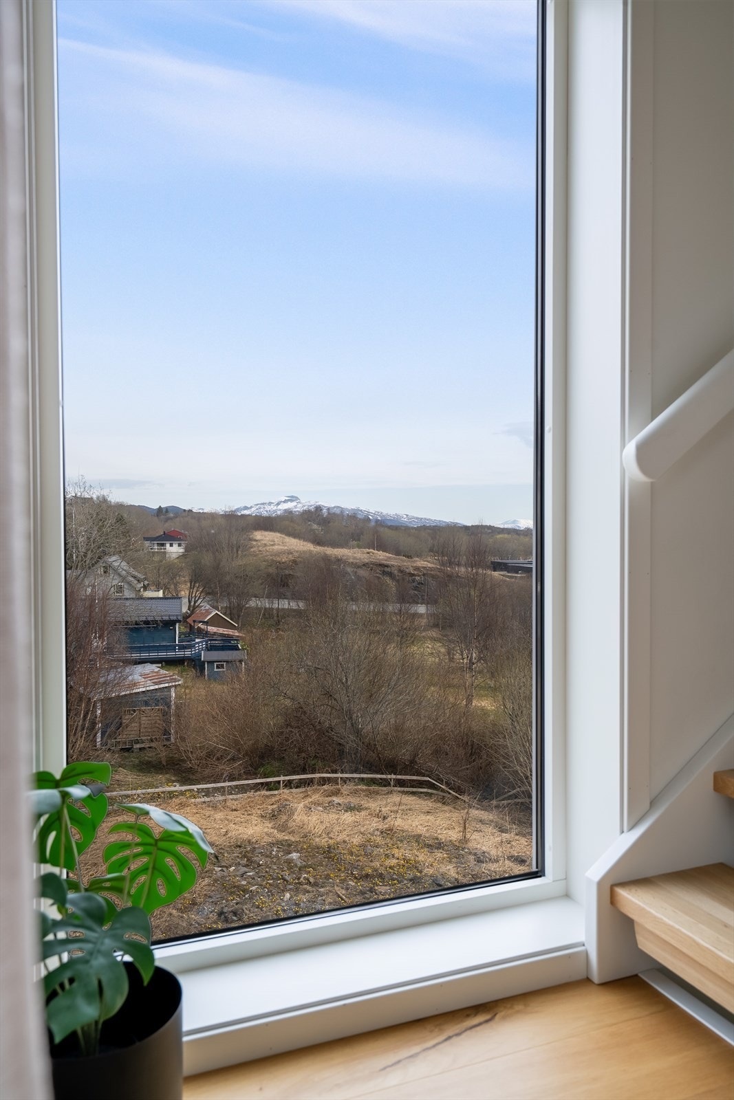 Stor vindusflate ved trappen. Galleribilde