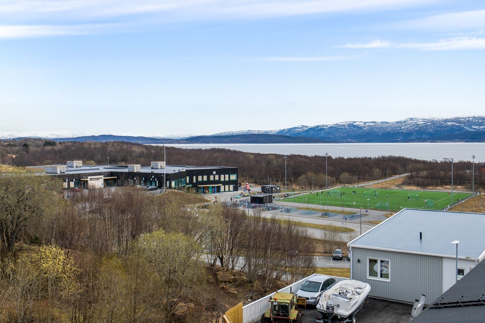 Det er fine tur- og rekreasjonsmuligheter i nærområdet, med lett tilgang til både marka og sjøen, perfekt for deg som ønsker en aktiv hverdag i naturskjønne omgivelser. Galleribilde