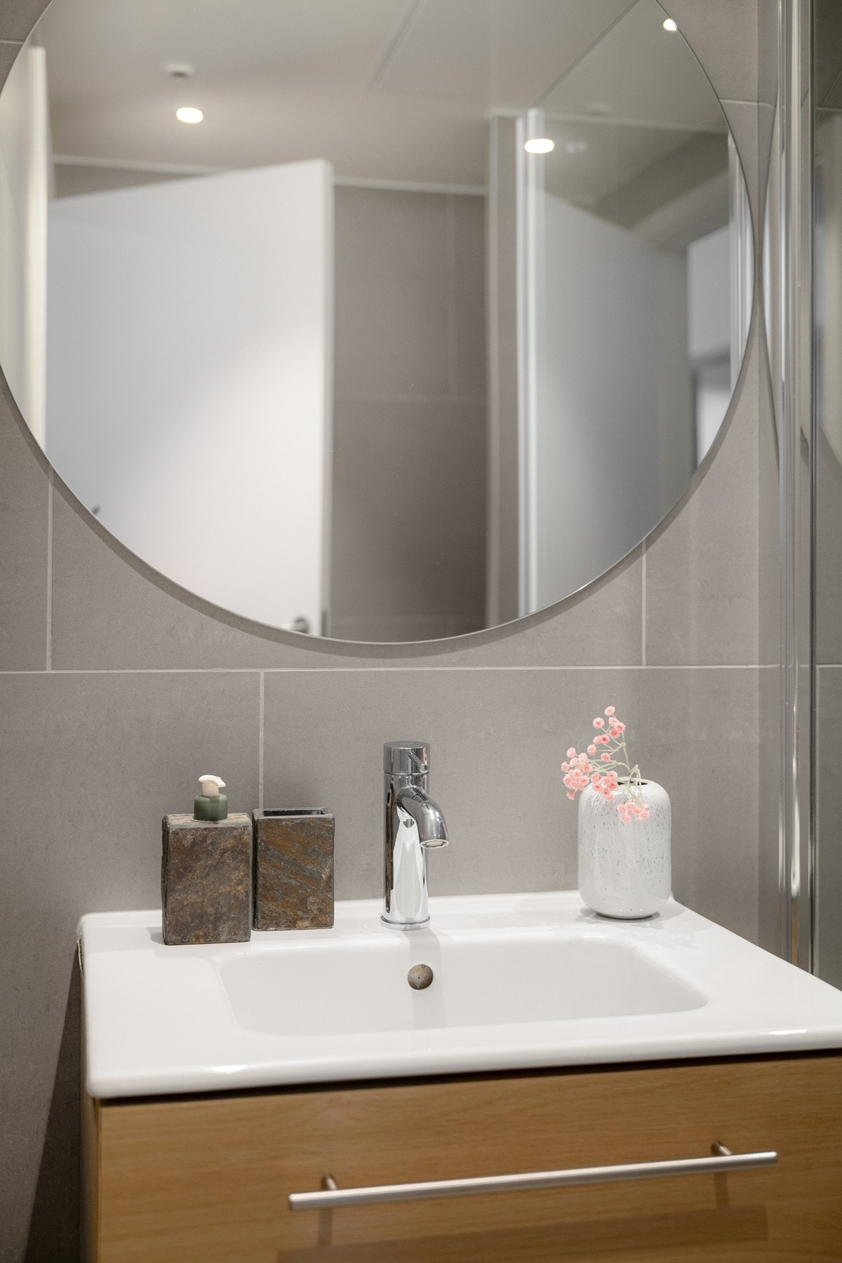 På badet er det termostatstyrt vannbåren varme i gulv. Mekanisk avtrekk. Galleribilde