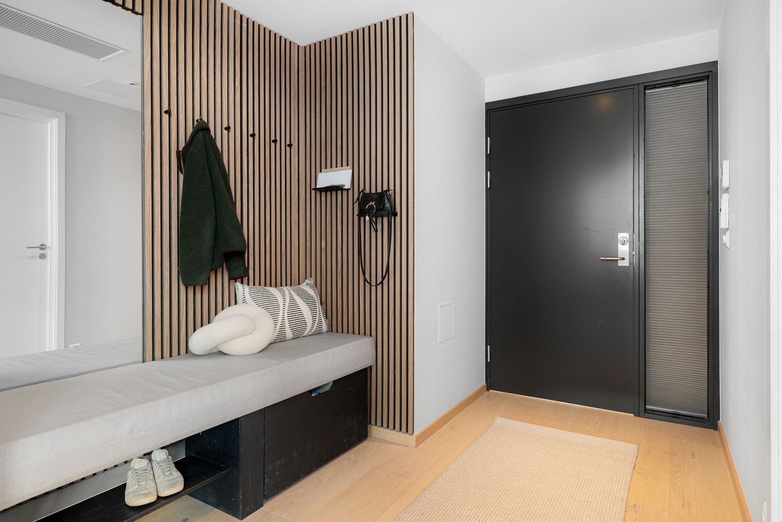 Innbydende entré med god plass til oppbevaring av sko og yttertøy. Galleribilde