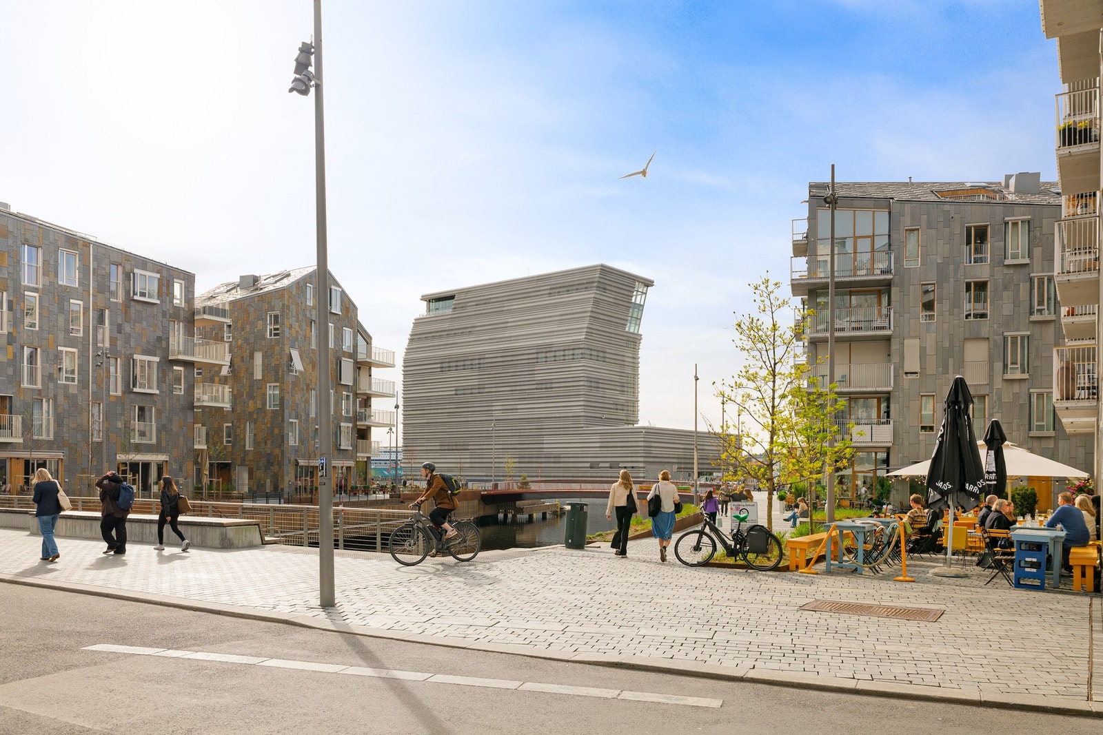 I tillegg finner du de vakre småbroene og vannspeilene mellom hus og gater. Galleribilde