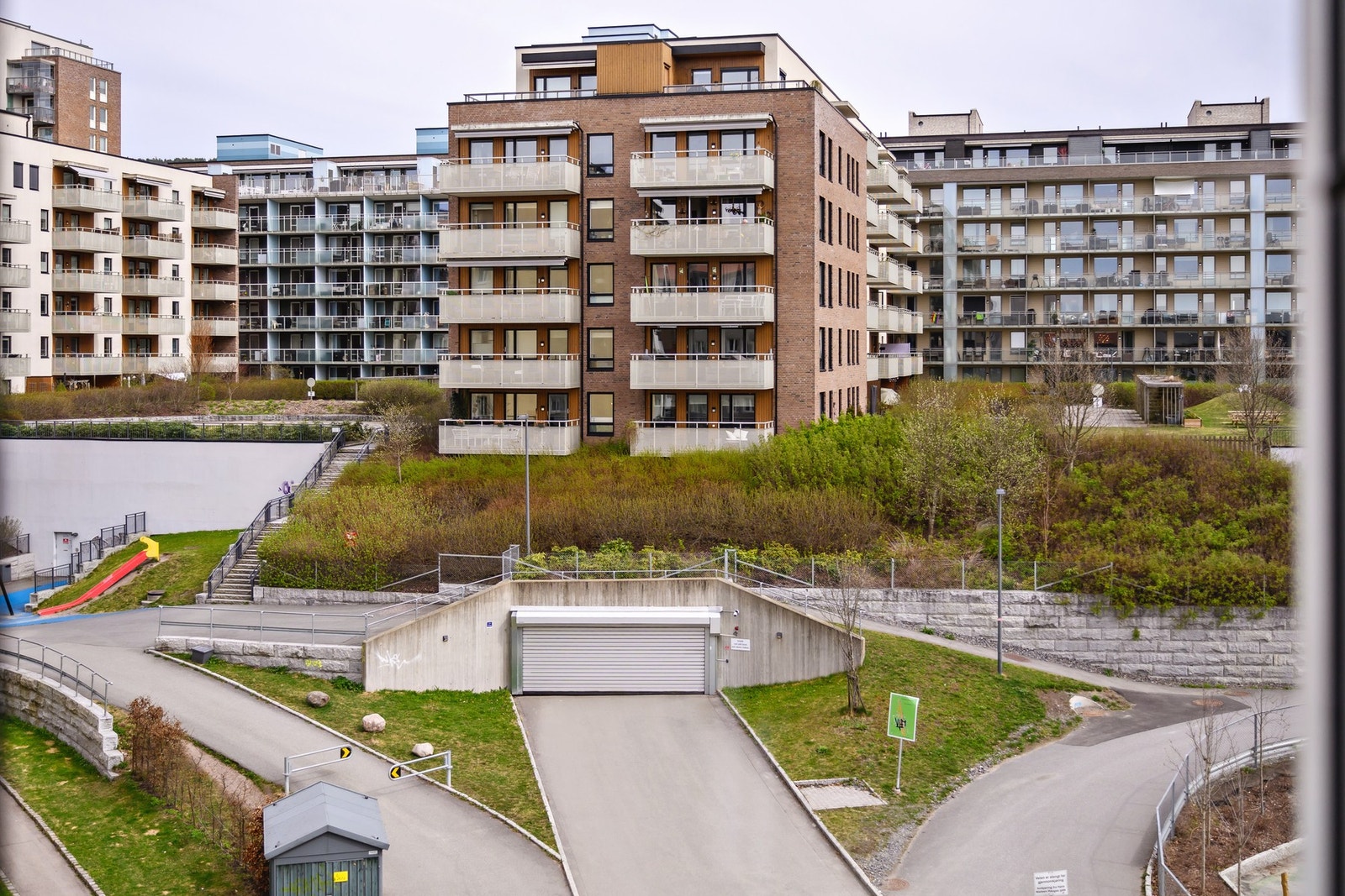 Muligheter for kjøp av garasjeplass med el-bil lader. Her ser du innkjøringen til garasjeanlegget. Galleribilde