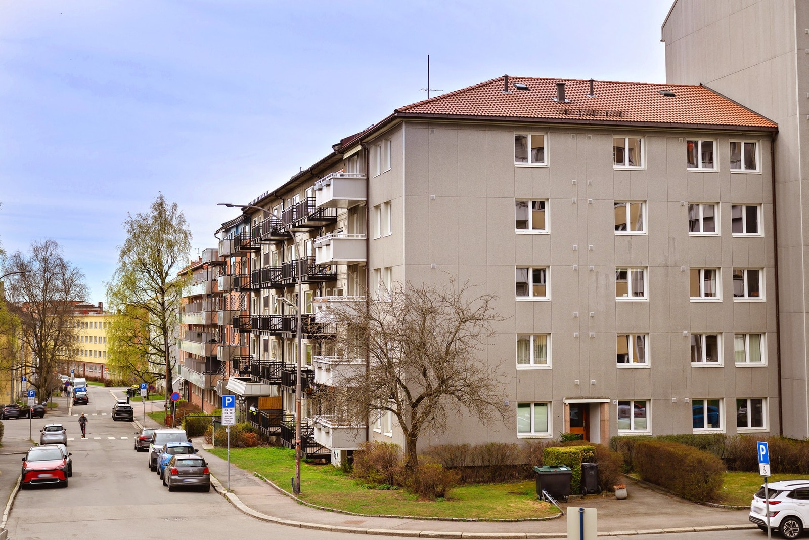Boligen har en attraktiv beliggenhet i et etablert boligområde på toppen av Torshov/Sandaker. Galleribilde