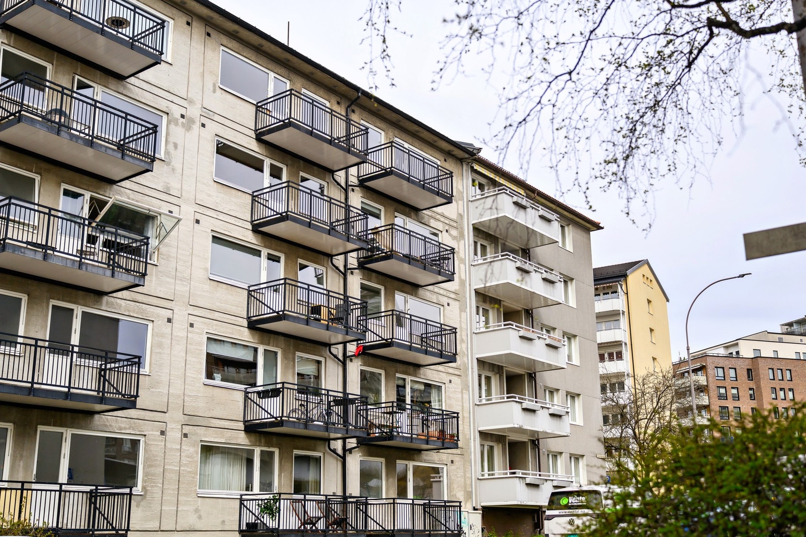 Borettslaget har en hyggelig felles bakgård med plen, beplantning, busker, stenheller, benker med bord, flaggstang, huskestativ, sandkasse og dukkestue. Galleribilde