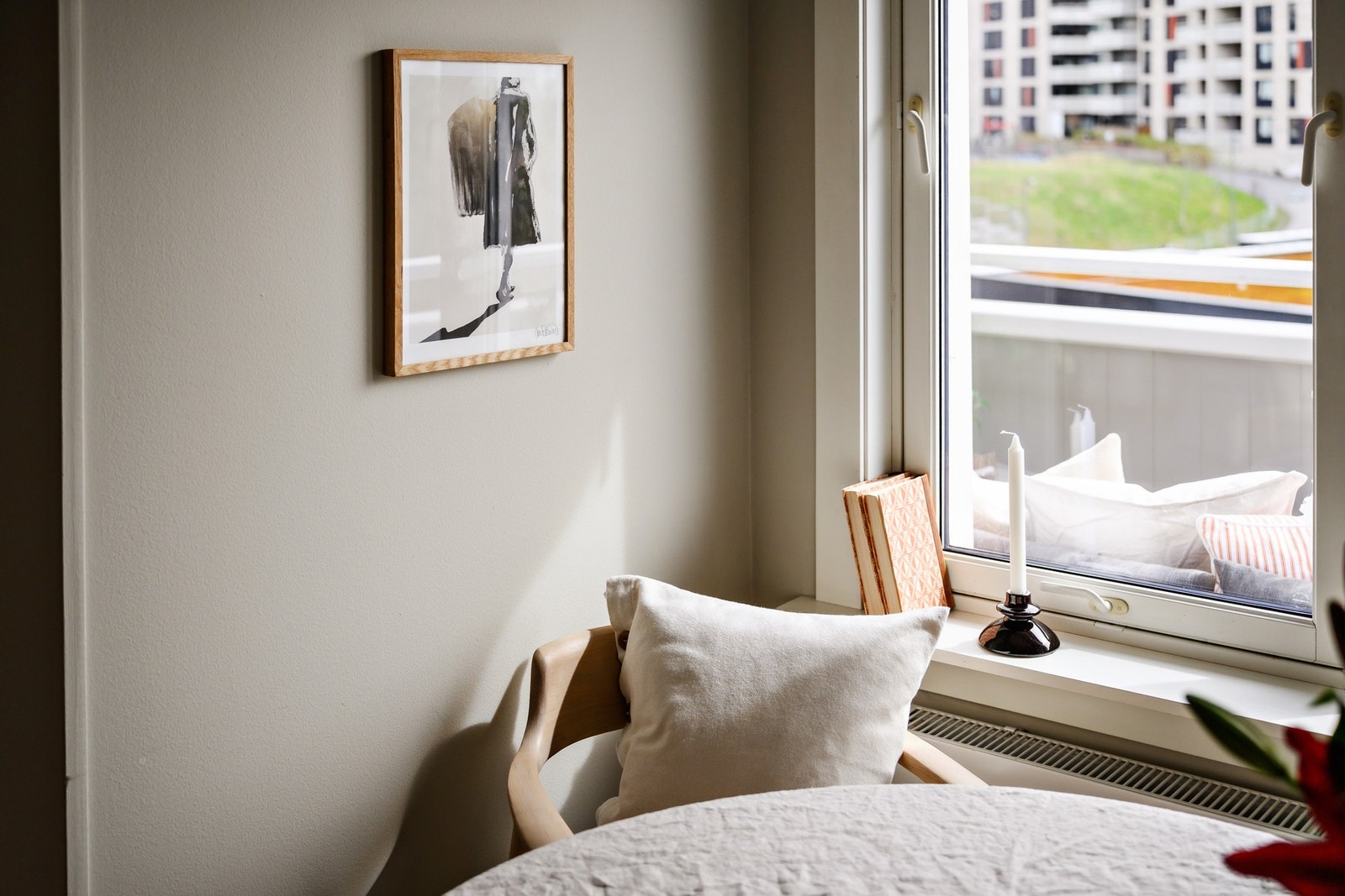 Store vindusflater som slipper inn mye lys. Galleribilde