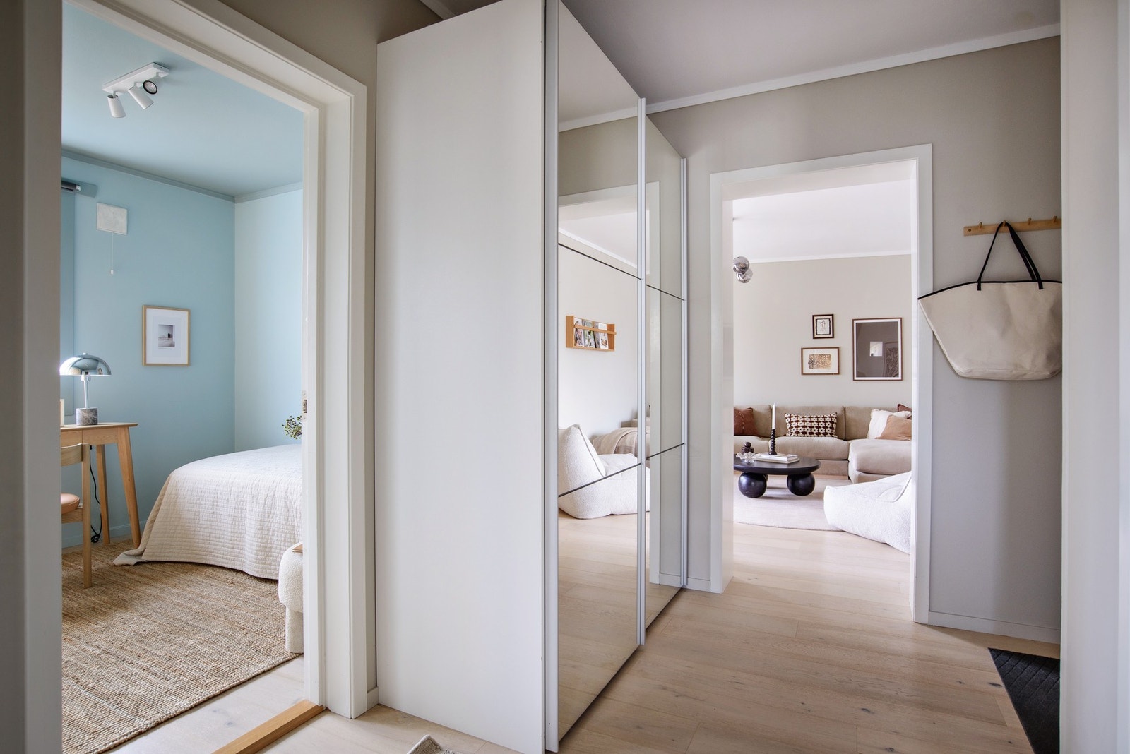 Skyvedørsgarderobe finner du også i gangen. Galleribilde