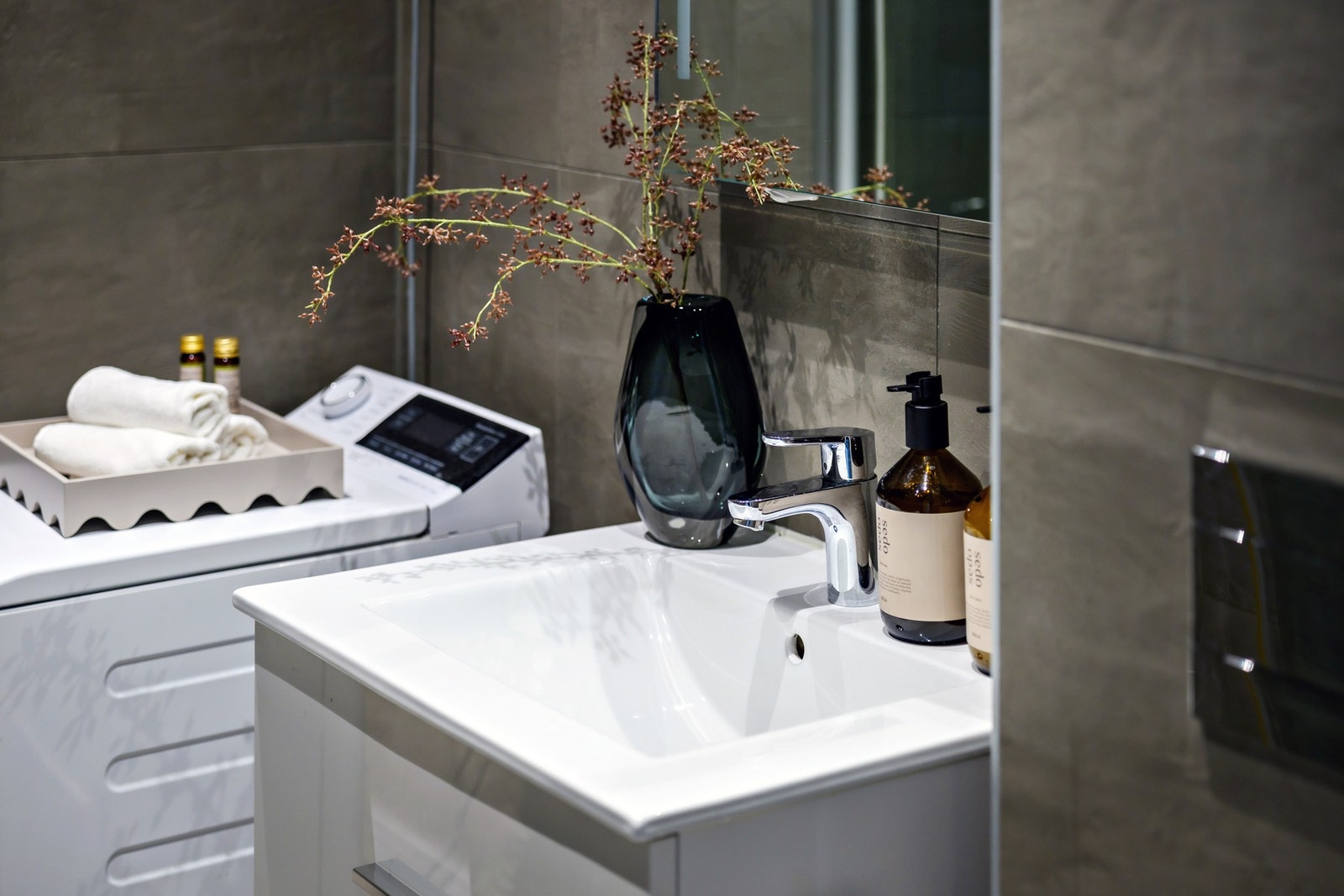 Ellers er badet utstyrt med innredning med servant med ett-greps armatur. Speil med
belysning og vegghengt toalett. Opplegg for vaskemaskin. Galleribilde