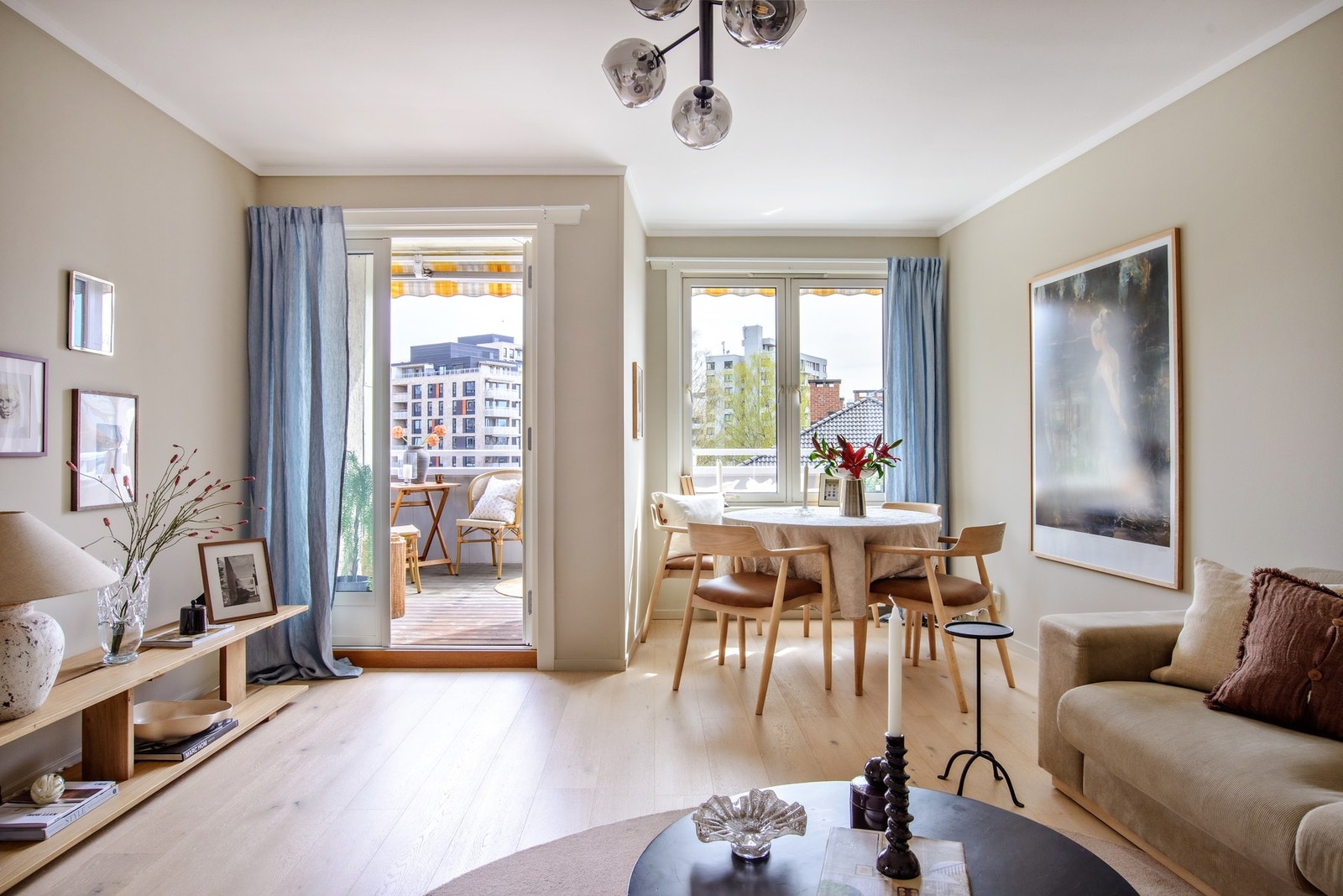 Størrelsen på rommet gir plass til både større sofagruppe og spisebord. Galleribilde
