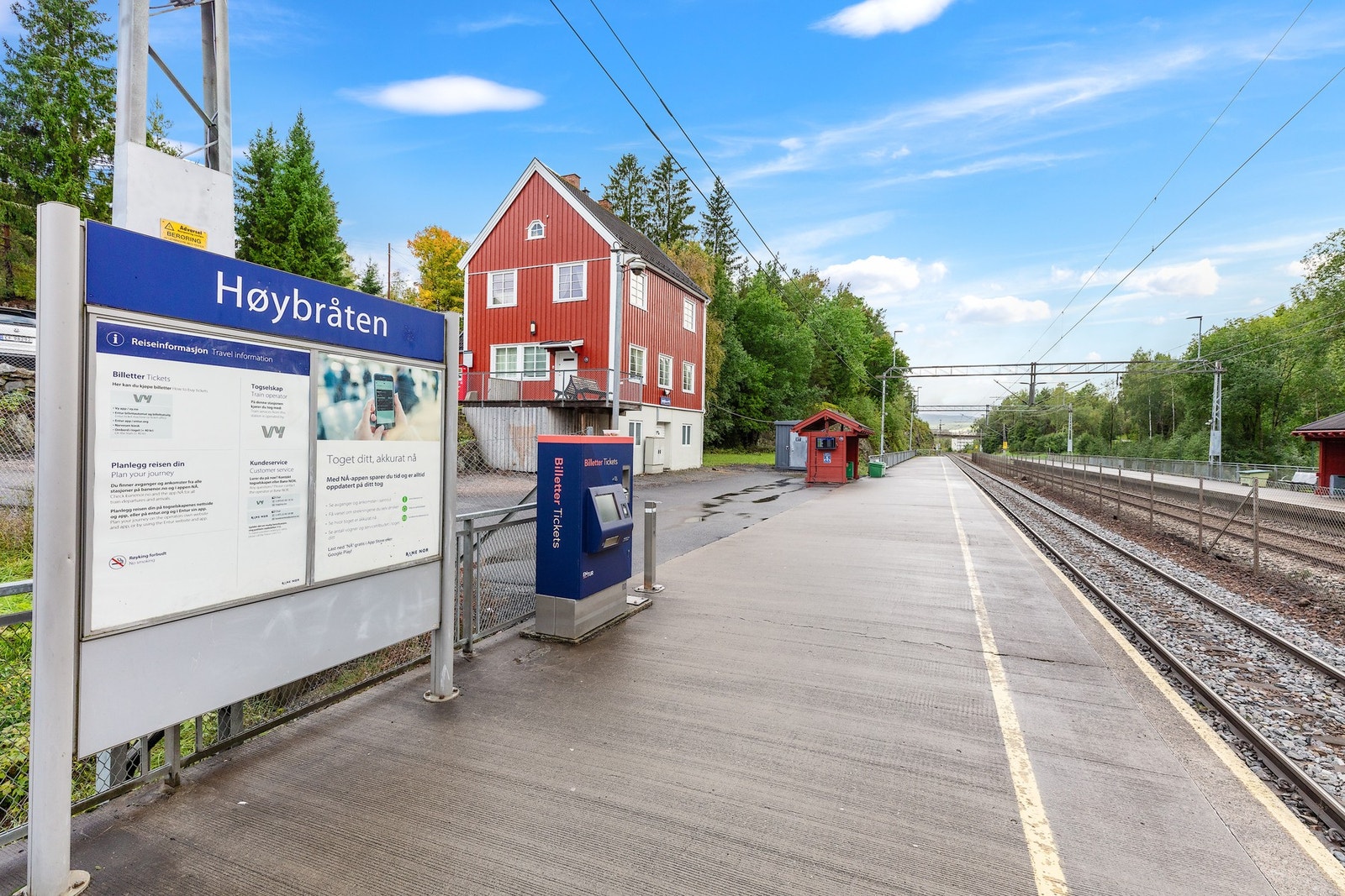 Togstasjonen ligger kun minutters gange fra boligen. Toget går hvert 15.minutt og tar deg raskt inn til sentrum med en reisevei på kun 13 minutter til Oslo S. Galleribilde