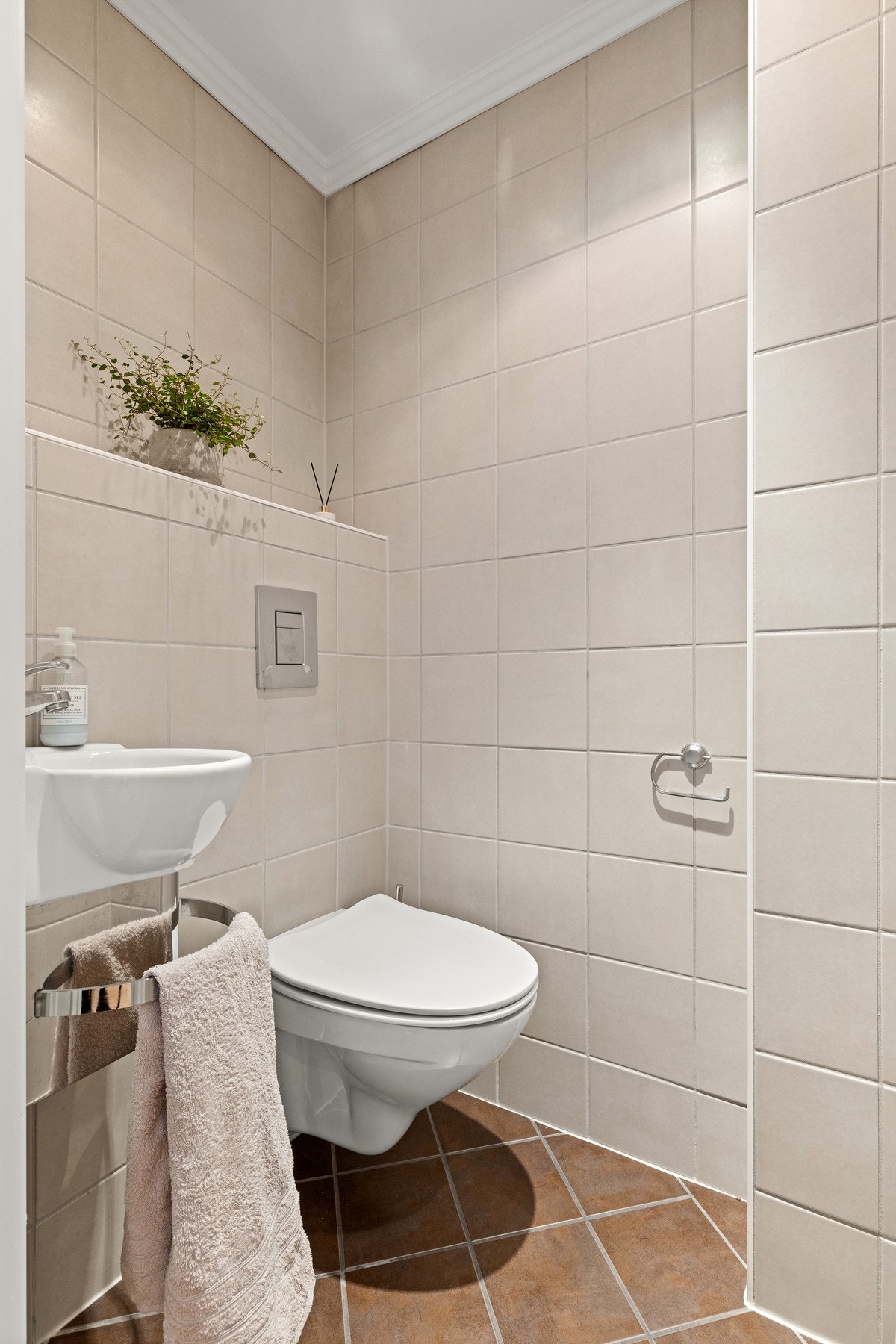 Vegg-i-vegg med badet finner du boligens separate toalett. Galleribilde
