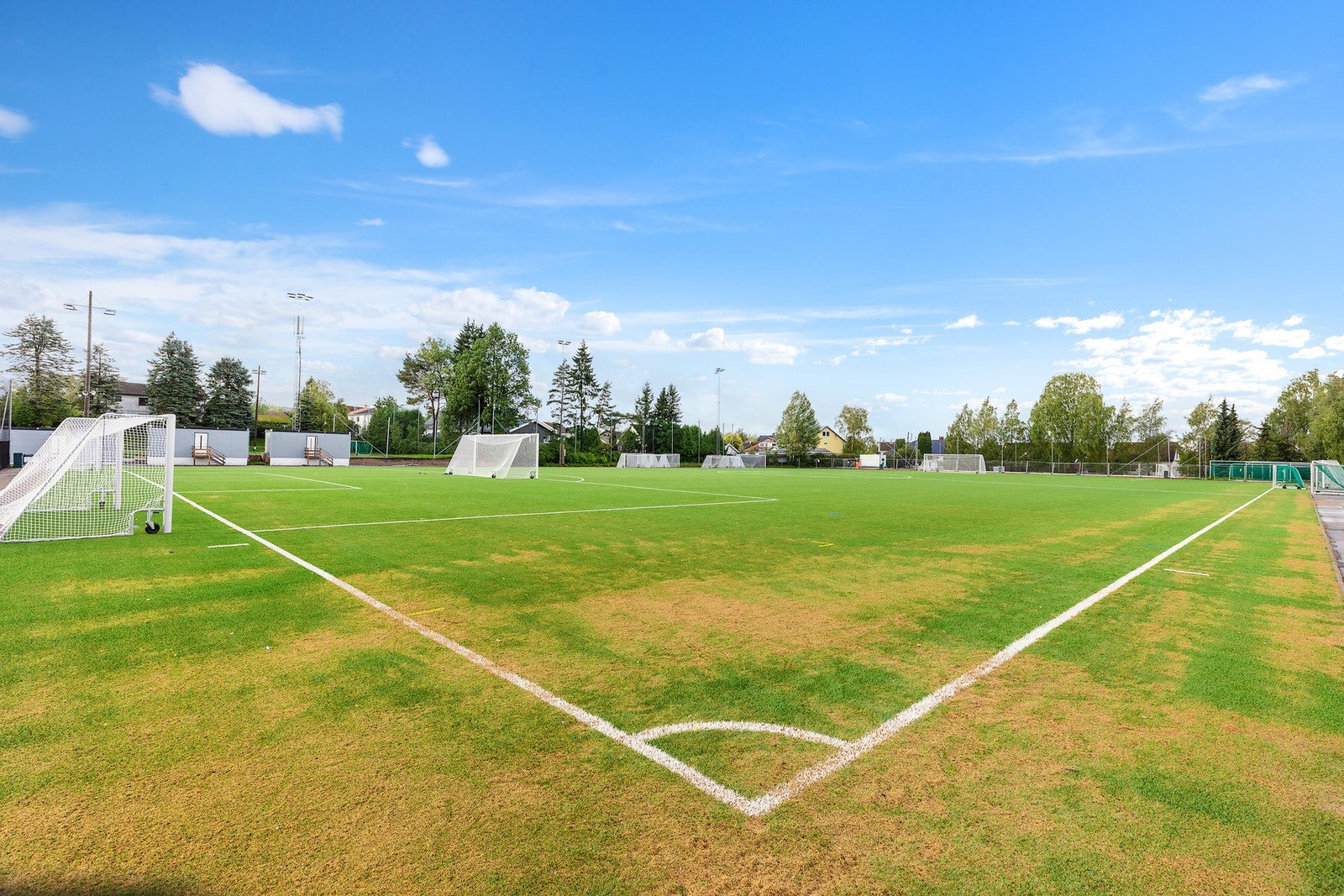 I tillegg finnes det utallige aktivitetstilbud i nærheten som bl.a. lekeplasser, tennisbaner, Golfbane (Stovner og Losby), fotballbaner, svømmehall og ridesenter. Galleribilde
