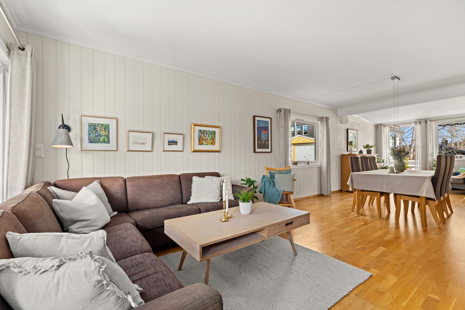 Innvendig får du store vindusflater som gir naturlig lys fra flere sider. Galleribilde