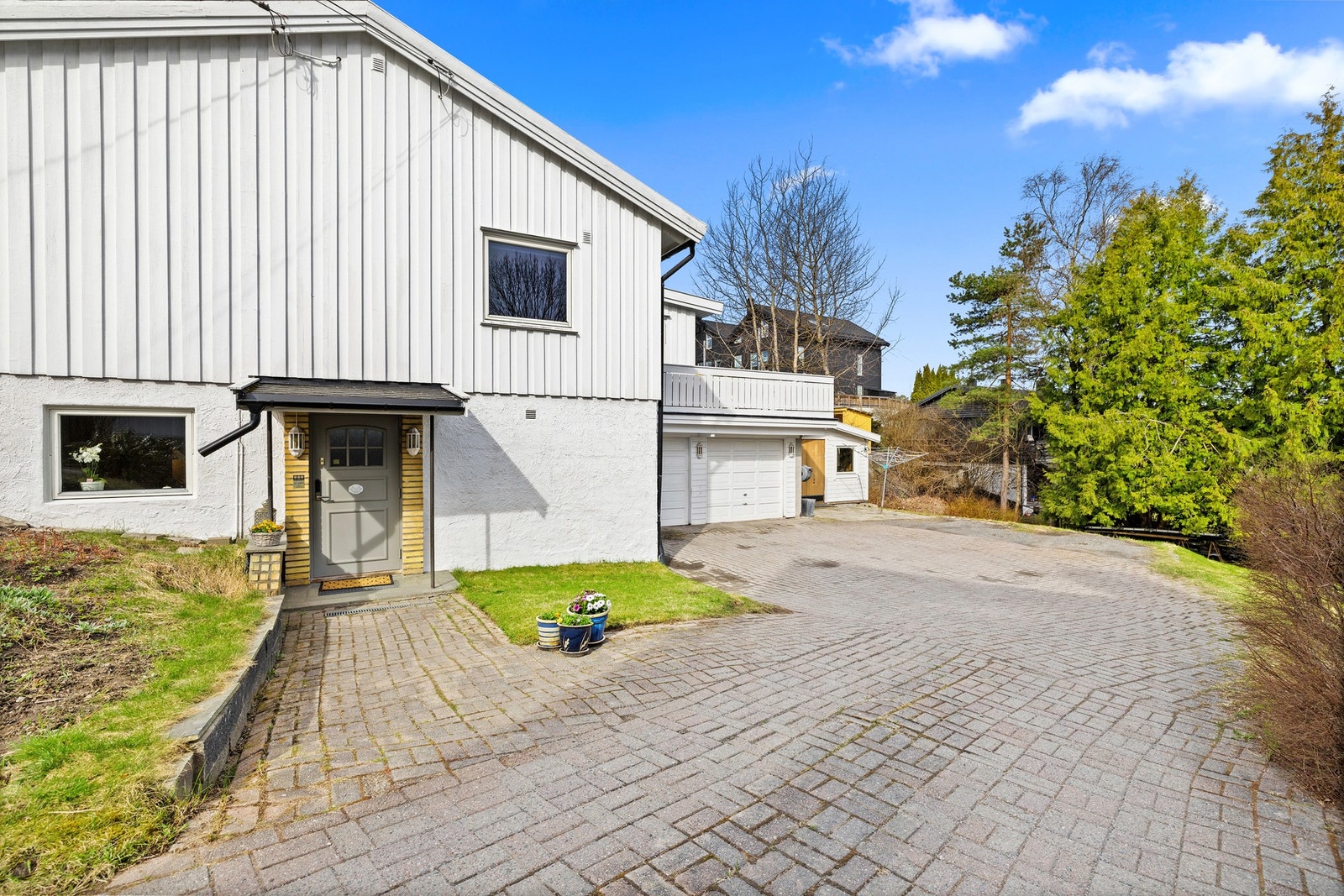 Det medfølger en parkeringsplass med lader i dobbelgarasje med lader. Den andre plassen tilhører nabohuset. Galleribilde