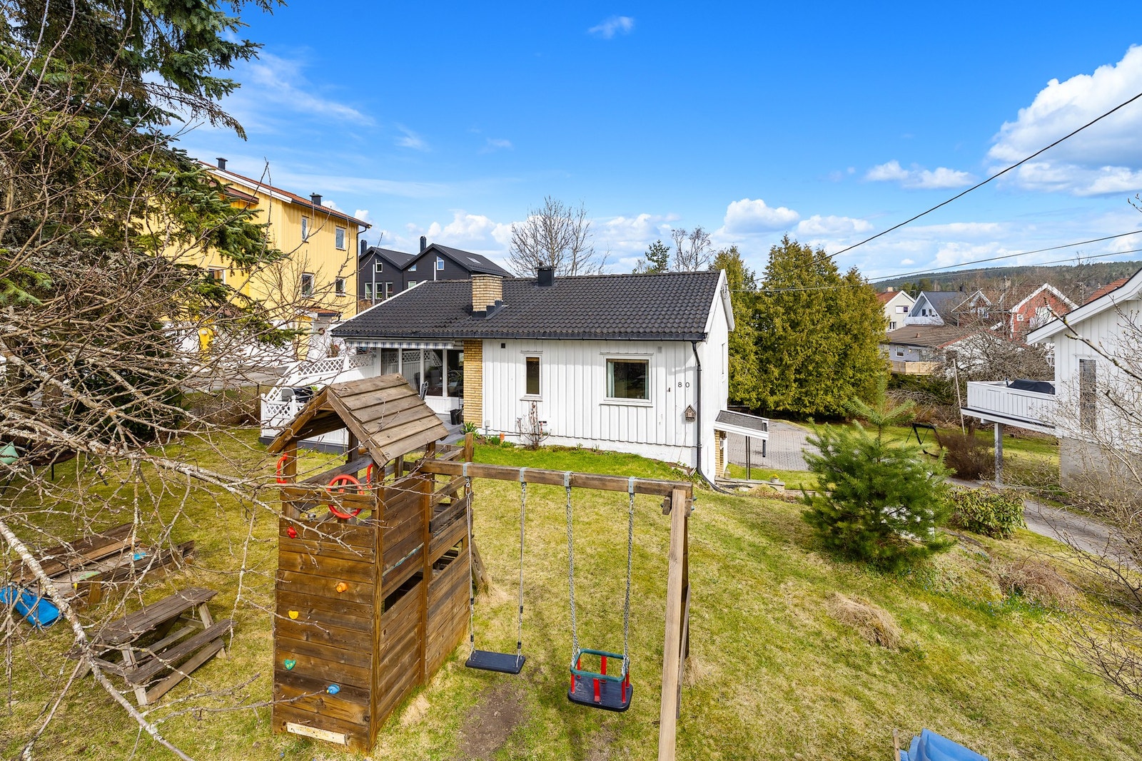 Godt med boltreplass hvor du kan ha trampoline, lekestativ, sandkasse og flere sittegrupper. Galleribilde