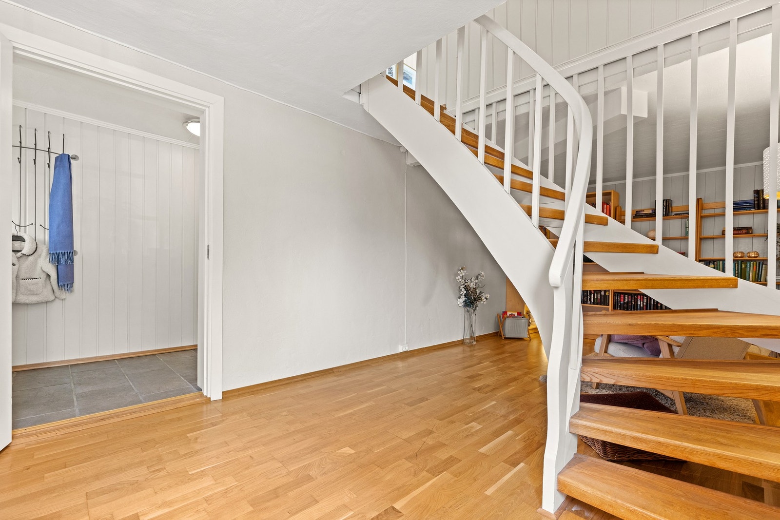 Behøver du et kontor er det god plass for kontorpulten her. Rommet er ikke godkjent for varig opphold. Galleribilde