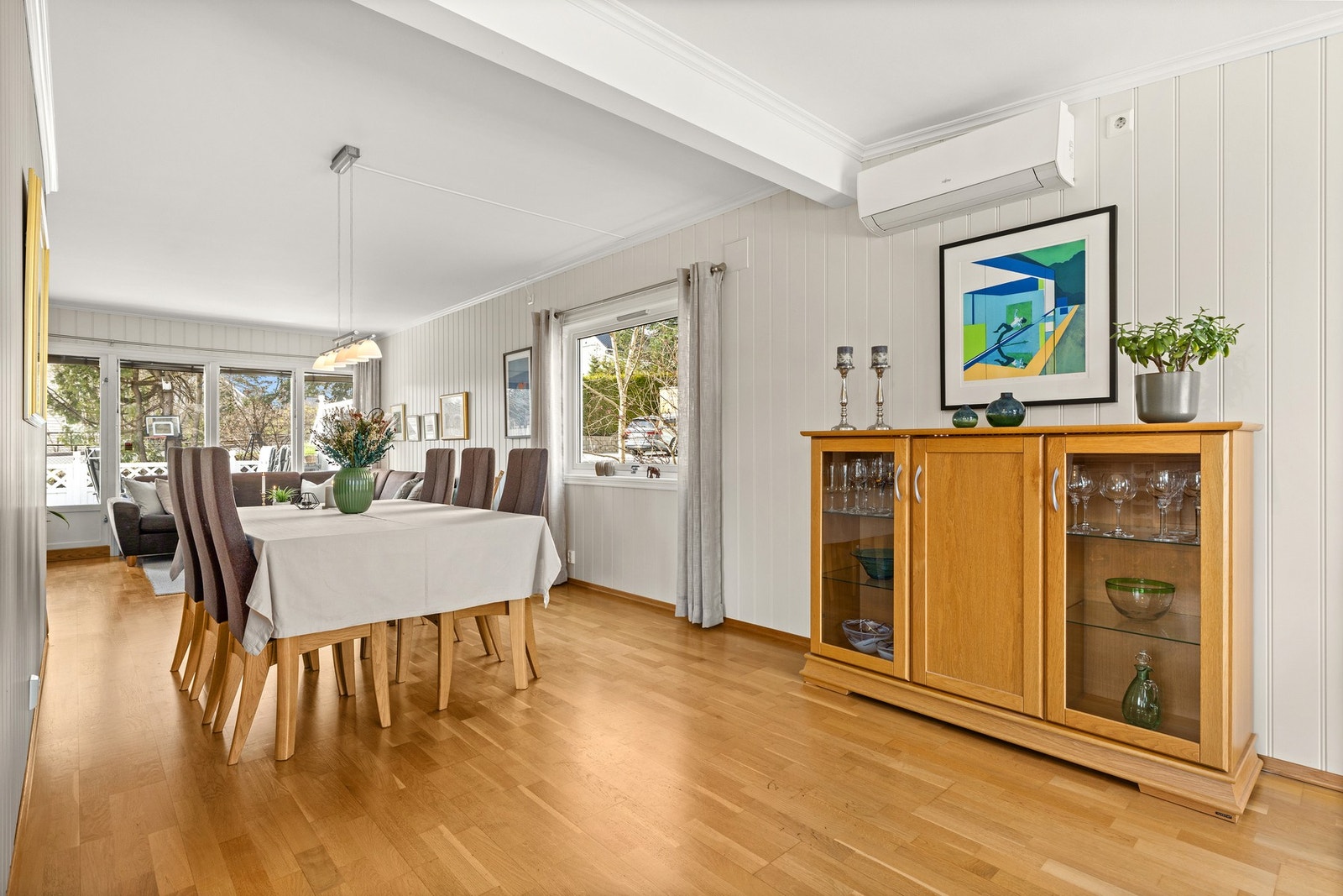 God plass til langbord hvor familien kan samles. Galleribilde