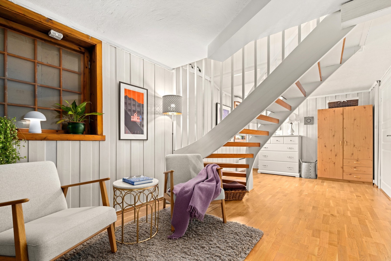 Trappen tar deg ned til det som i dag benyttes som kjellerstue. Rommet er ikke godkjent for varig opphold. Galleribilde