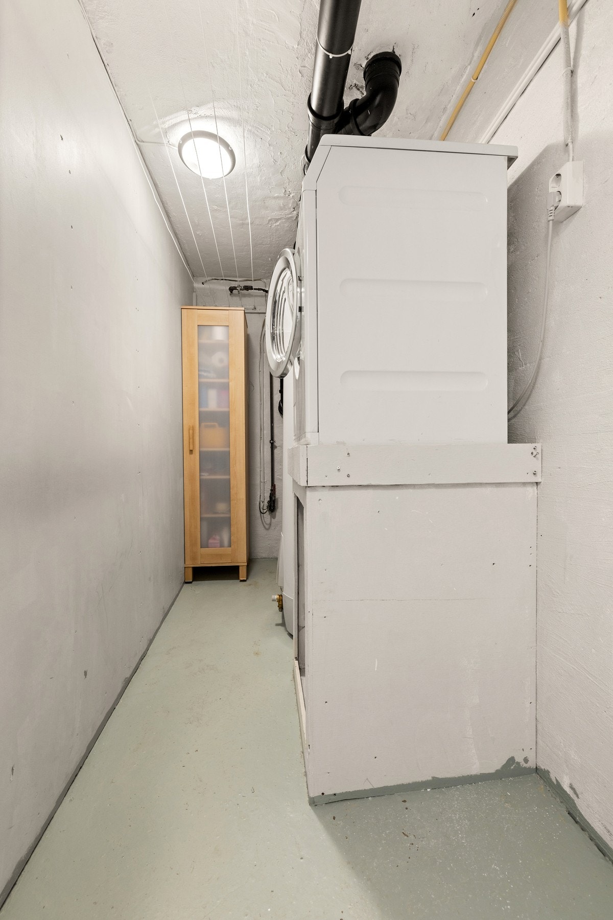 Boligens vaskerom har opplegg for vaskemaskin og plass til tørketrommel. Det er også her varmtvannsbereder fra 2026 på 300 liter står plassert. Galleribilde