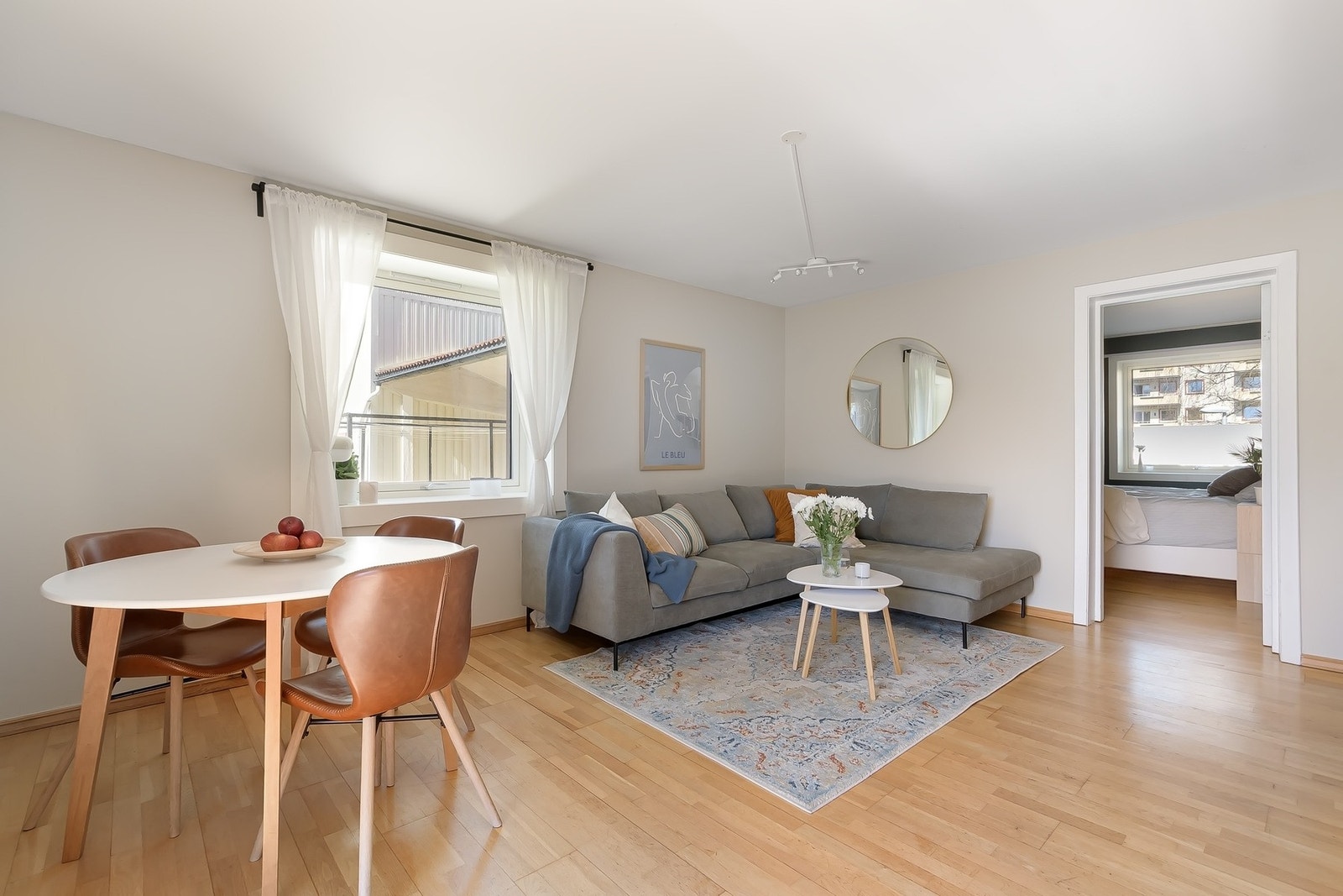 Rommet har plass til en romslig sofaseksjon med tilhørende møblement, samtidig som det er naturlig plass til spisebord - perfekt for både hverdagsmiddager og hyggelige sammenkomster. Galleribilde