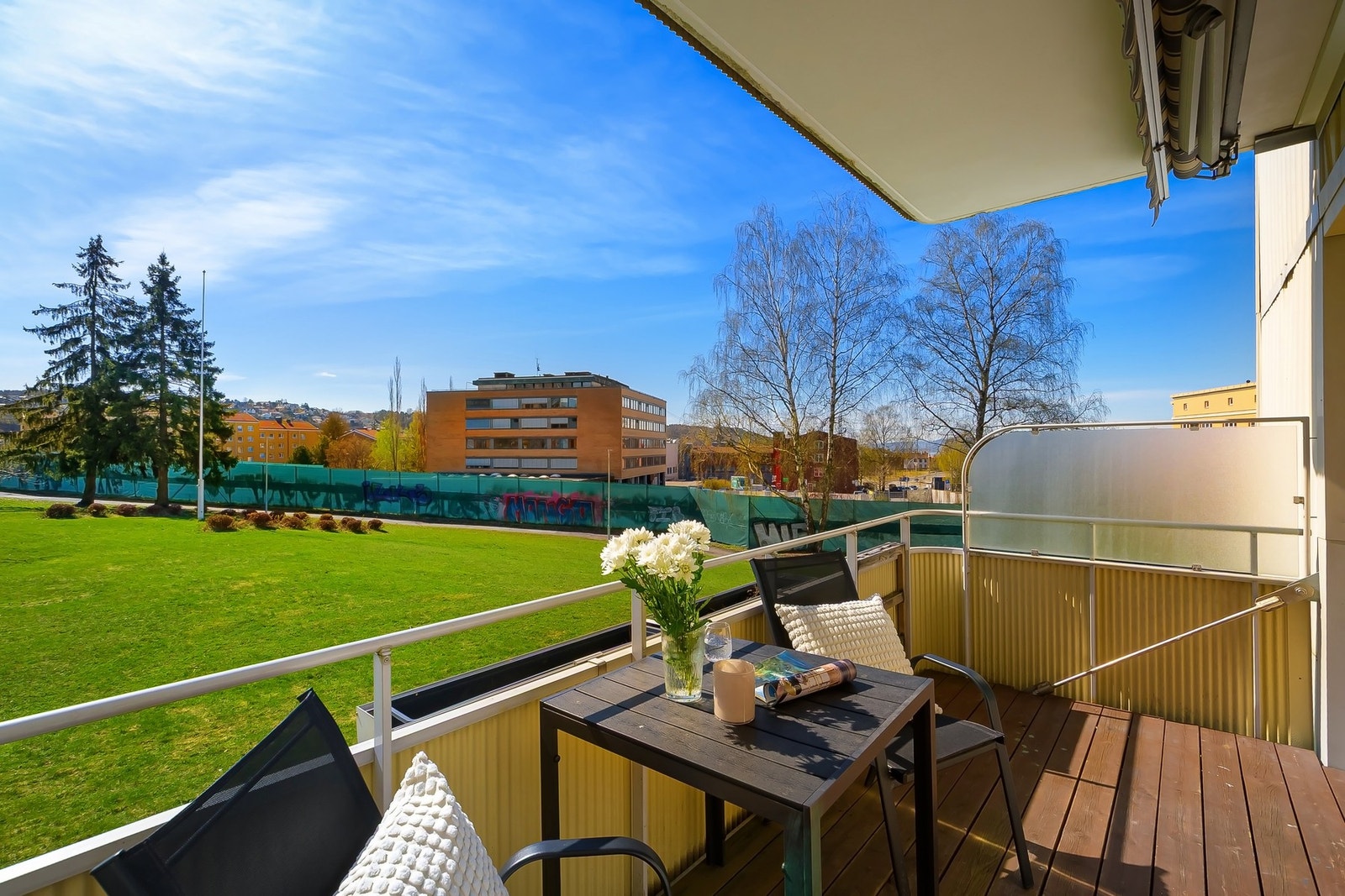 Balkongen vender mot syd, og har plass til utemøbler, grill og planter - det perfekte stedet å nyte solrike dager. Galleribilde