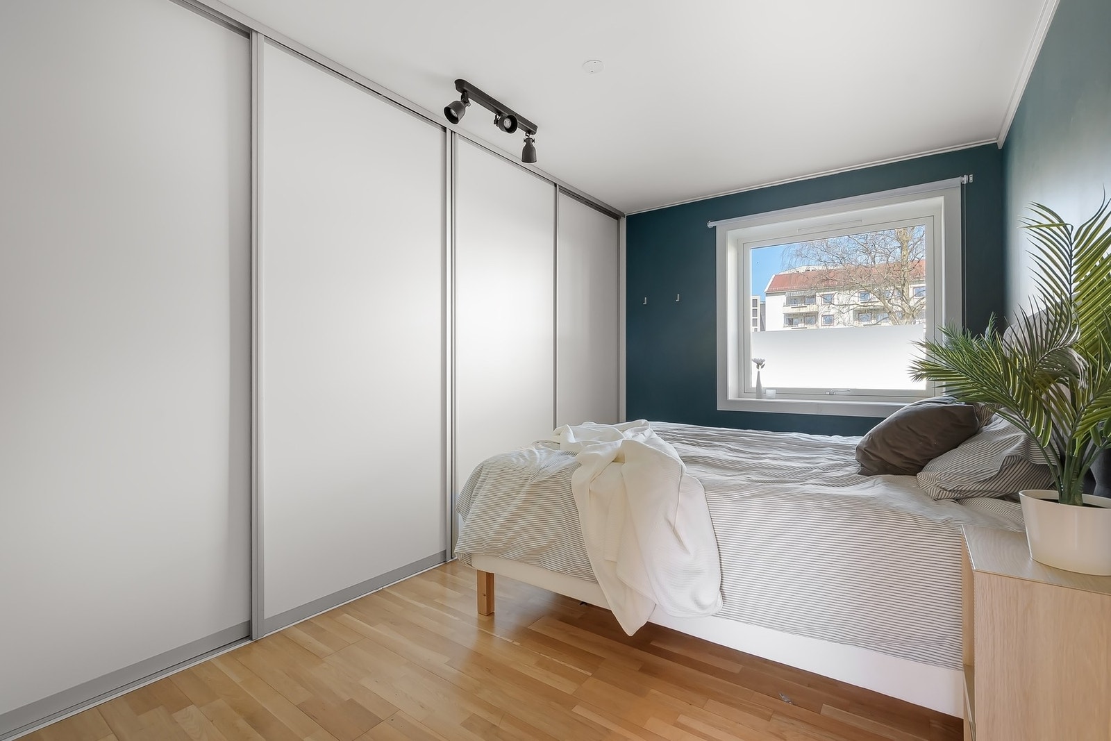Rommet er innredet med en stor skyvedørsgarderobe som følger handelen. Galleribilde