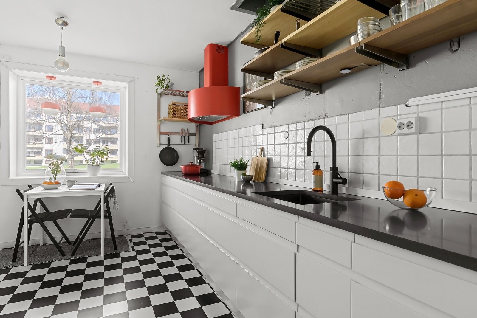 Leiligheten har et pent kjøkken i eget rom, med gode arbeidsforhold og rikelig med både benke- og skapplass. Galleribilde