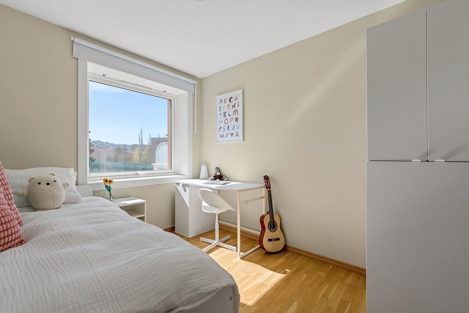 Med tre soverom er leiligheten godt tilpasset både barnerom, gjesterom eller hjemmekontor. Galleribilde