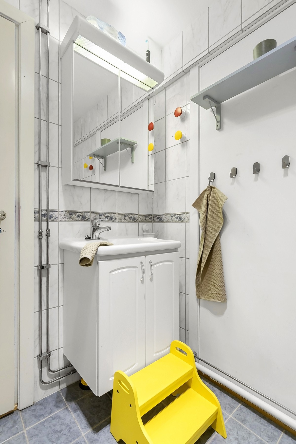 Badet er innredet med vegghengt servantinnredning, speilskap med belysning, dusjhjørne og opplegg for vaskemaskin. Galleribilde