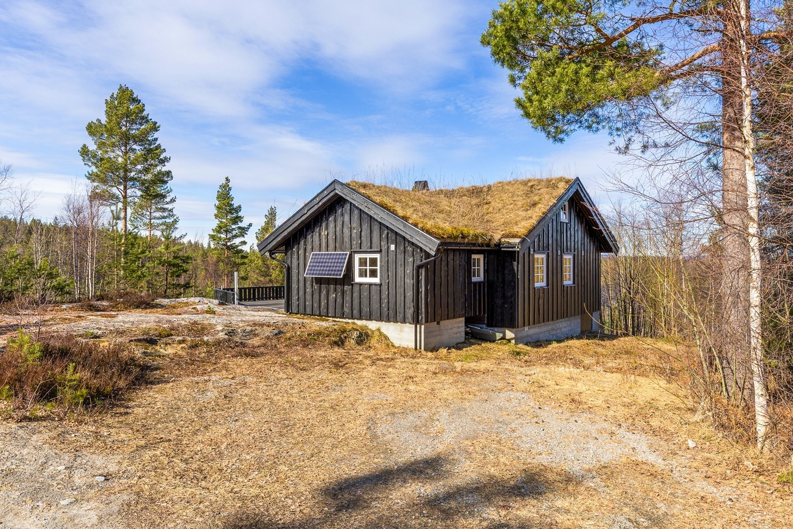 Biloppstillingsplass rett ved hytta Galleribilde