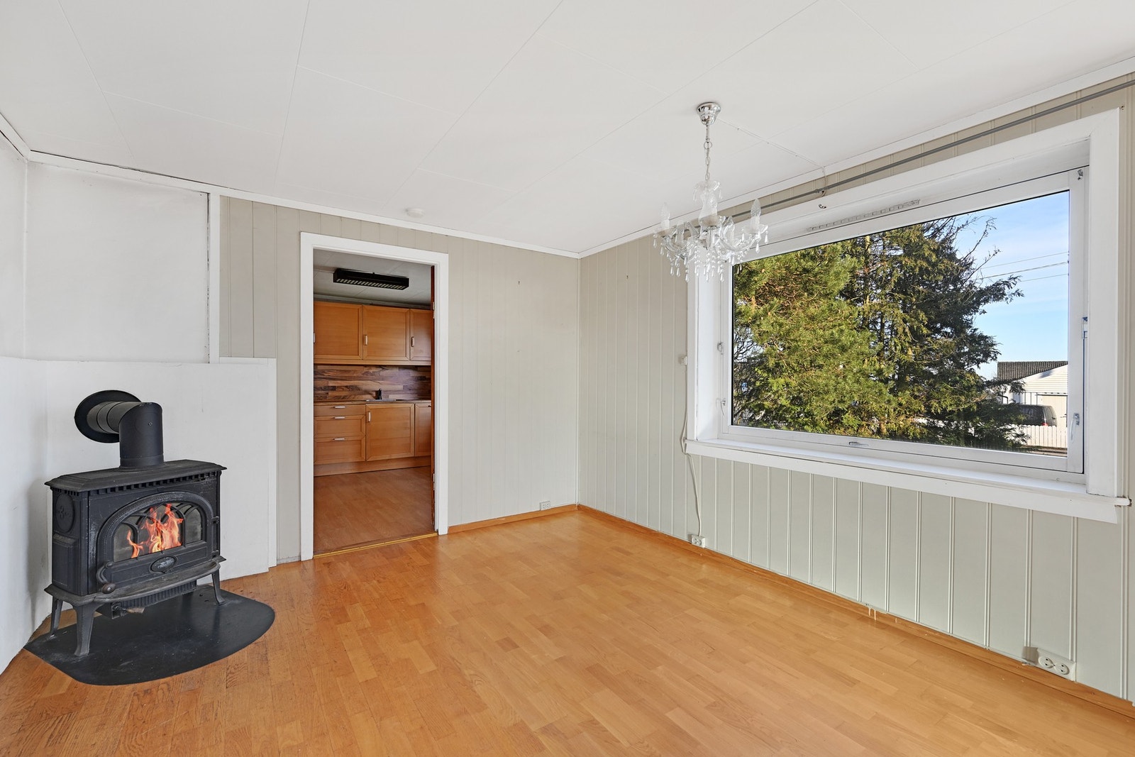 Nå er det vår og snart sommer - men kjekt med vedovn når det blir vinter igjen. Vi ser videre mot kjøkkenet Galleribilde