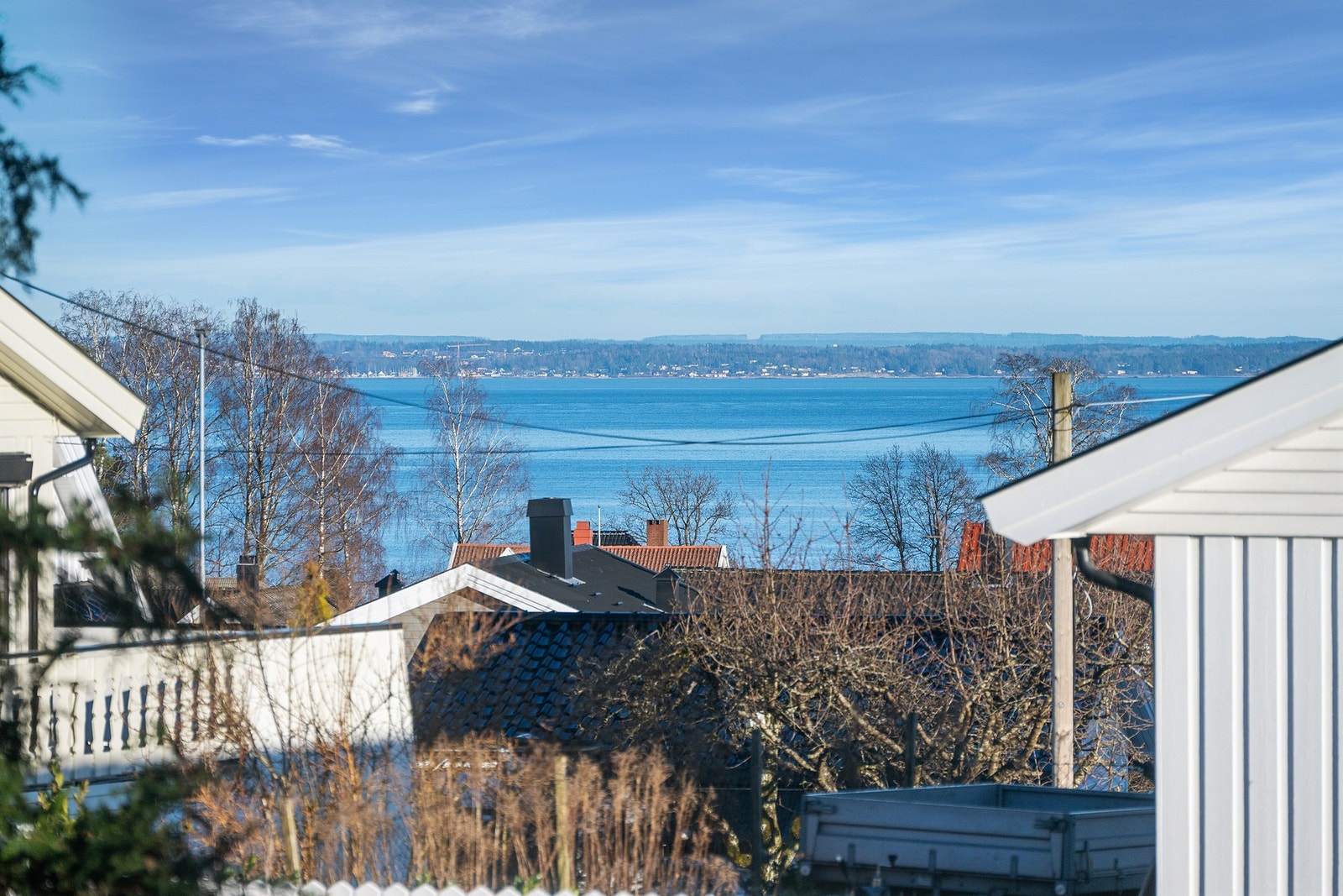 Fra tomten er det utsikt ned mot Oslofjorden - så får ny eier vurdere om man skal bygge en etasje til Galleribilde