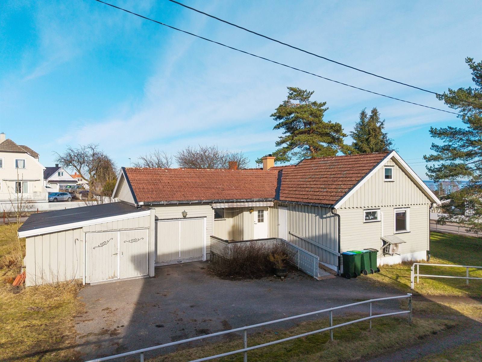 Eldre enebolig med oppussingsbehov og alt på ett plan Galleribilde