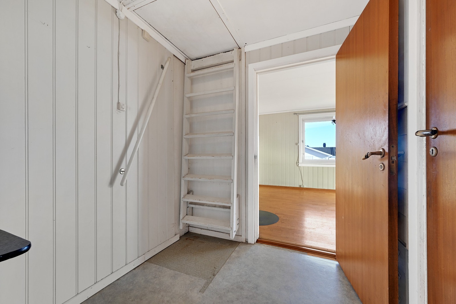 Fra entreen er det stige opp til loftet Galleribilde