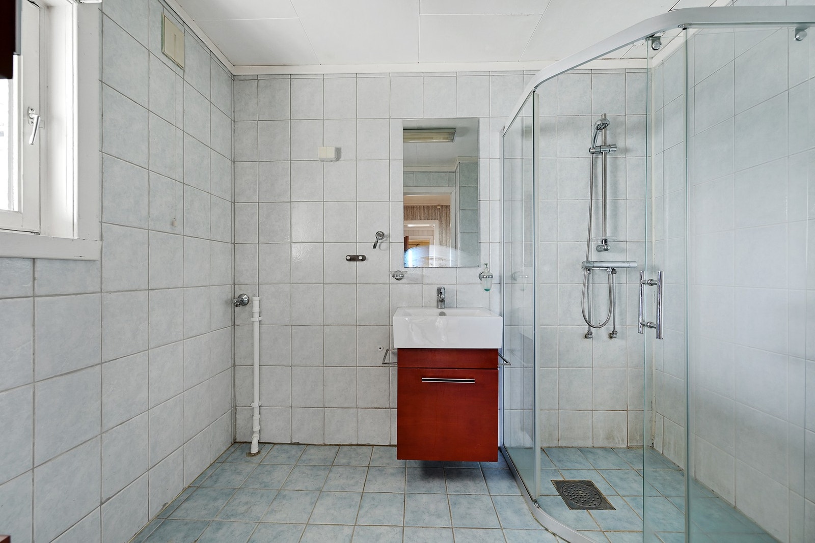 I denne delen av huset finner v også et flislagt bad med oppussingsbehov Galleribilde