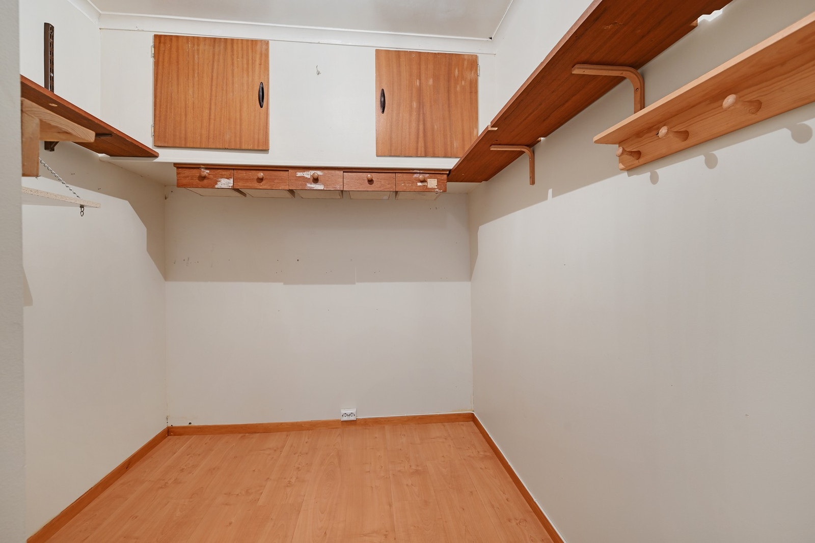 I tilknytning til entreen er det en bod med hyller Galleribilde