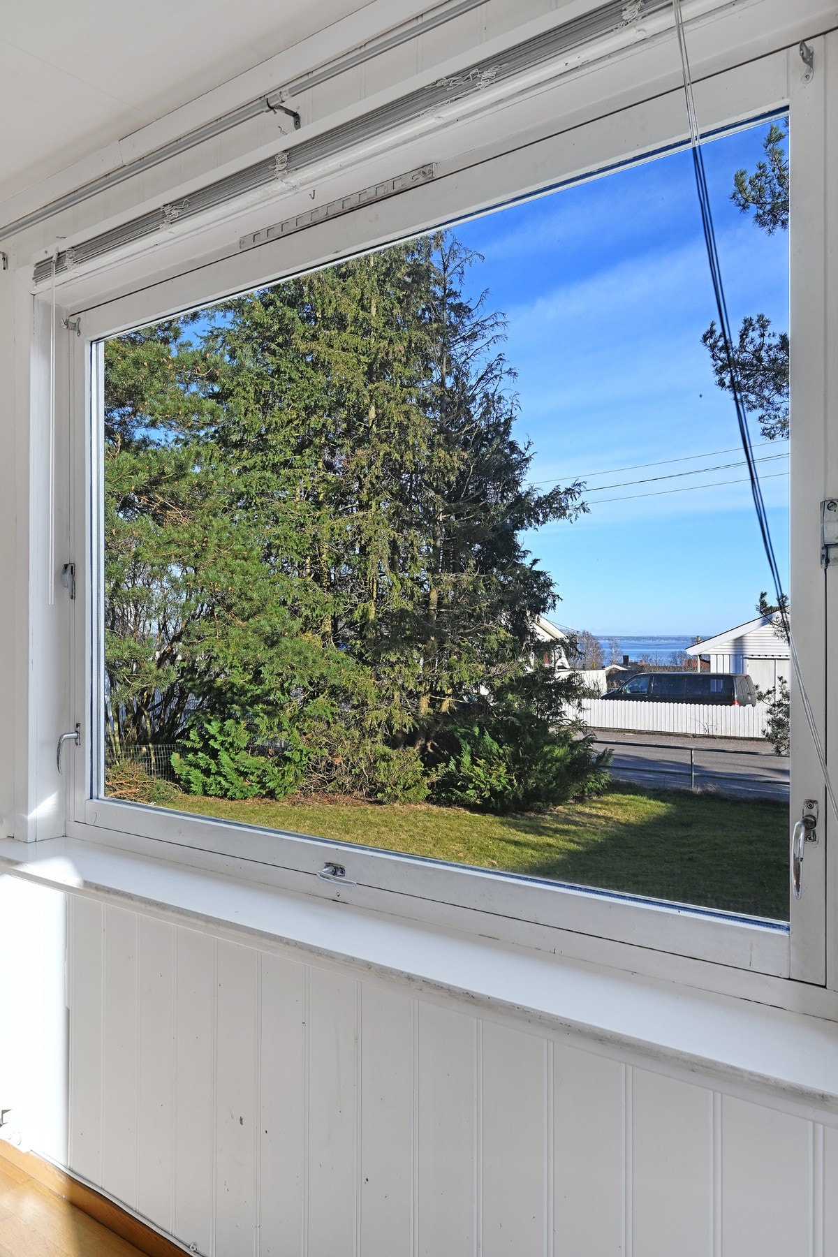 Utsikt fra stuevinduene og ned mot fjorden Galleribilde