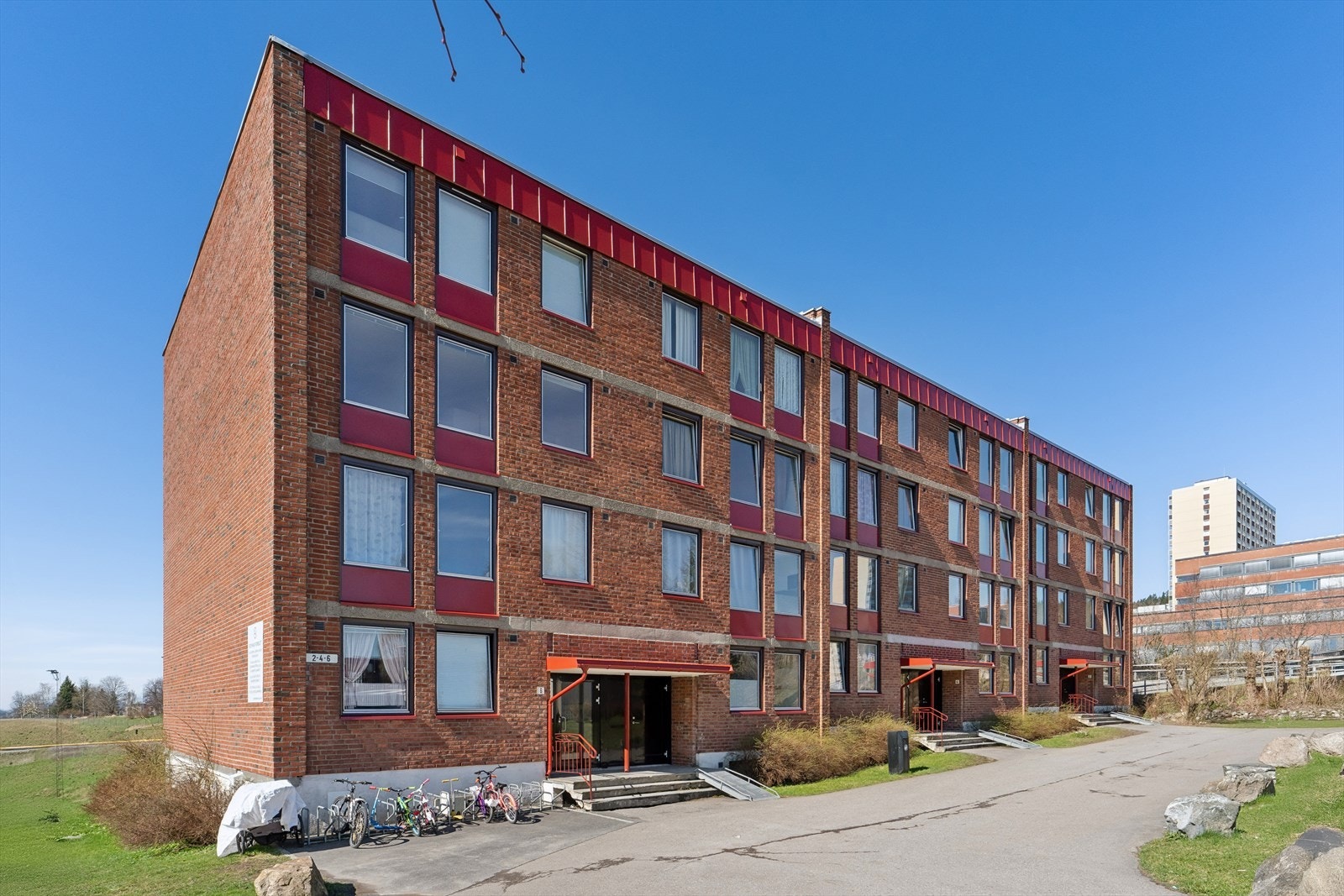Eiendommen ligger i et etablert og attraktivt boligområde med nærhet til skoler, barnehager og et rikt utvalg av fasiliteter og servicetilbud. Galleribilde