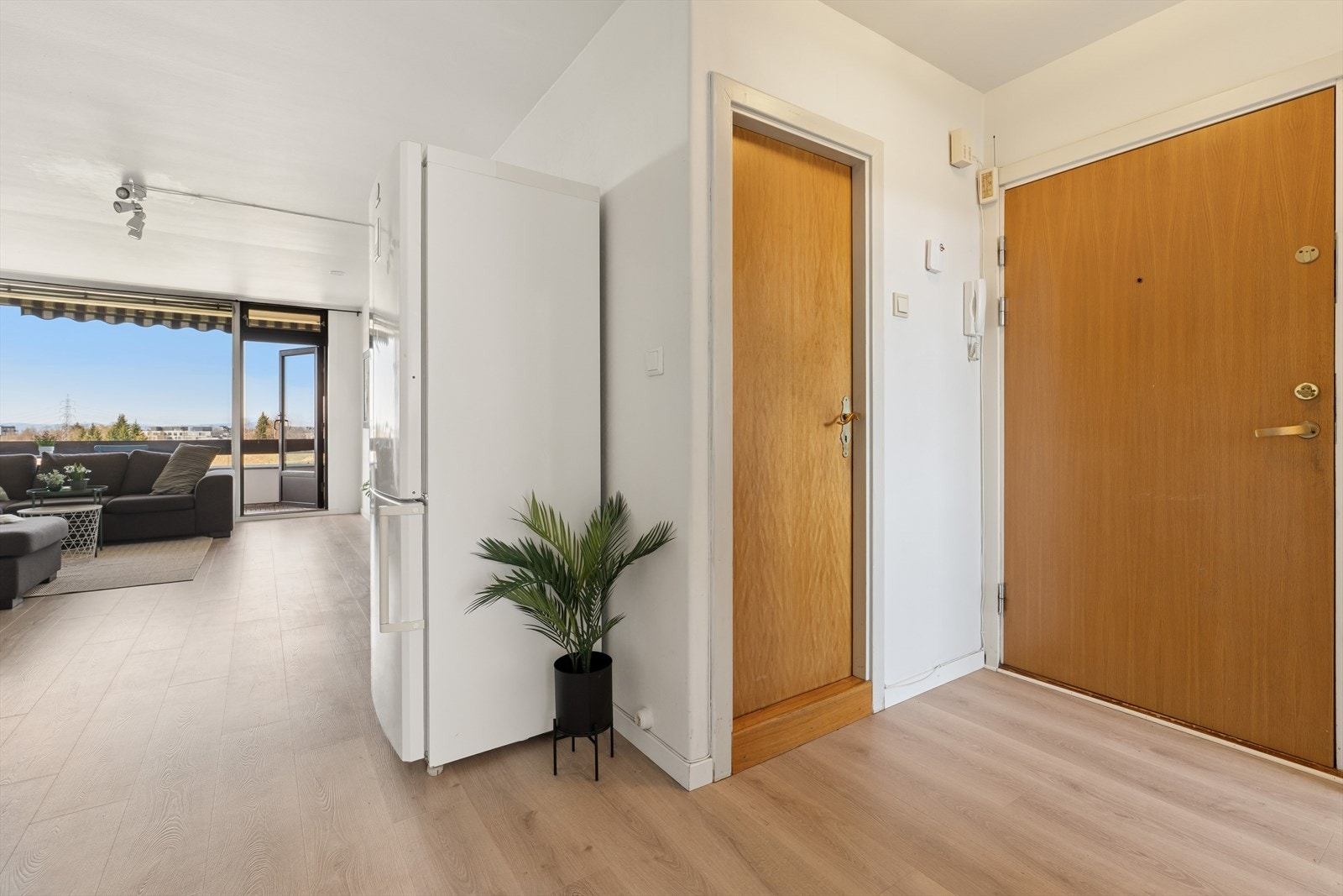 Lys og praktisk entré med god plass til å henge fra seg yttertøy. Her er det porttelefon. Galleribilde
