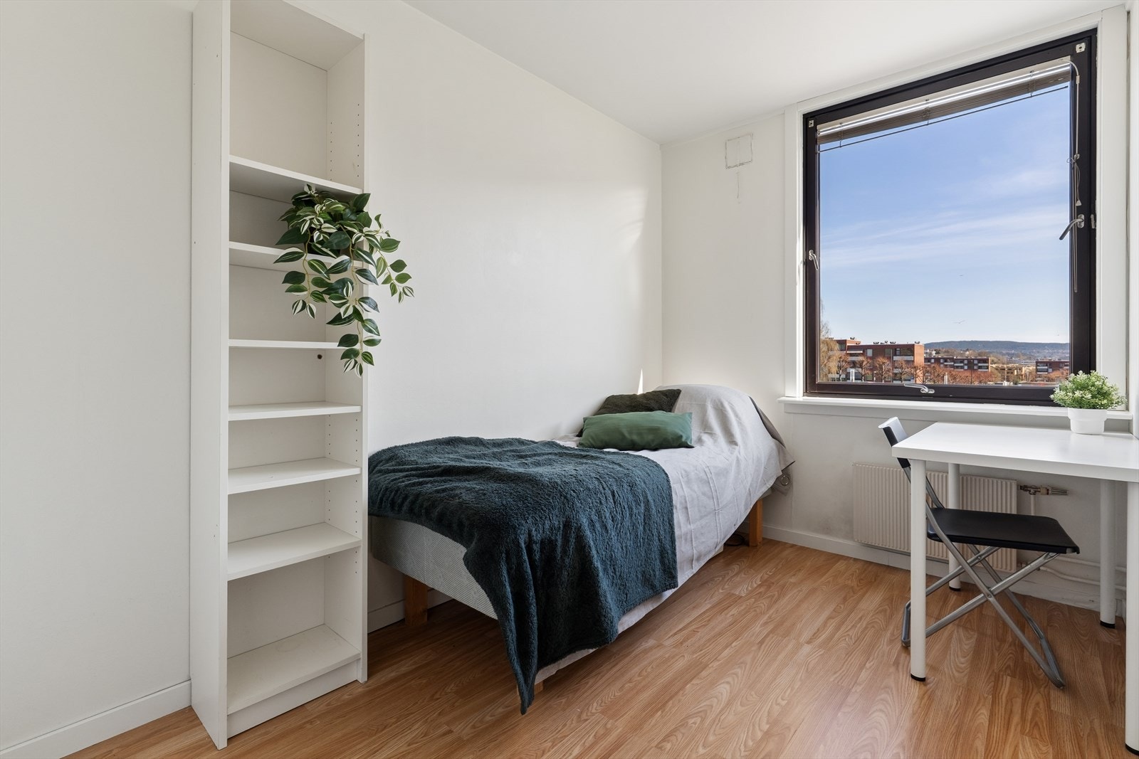 Soverom nummer to er også av god størrelse med plass til seng, skrivebord og garderobeløsning. Galleribilde