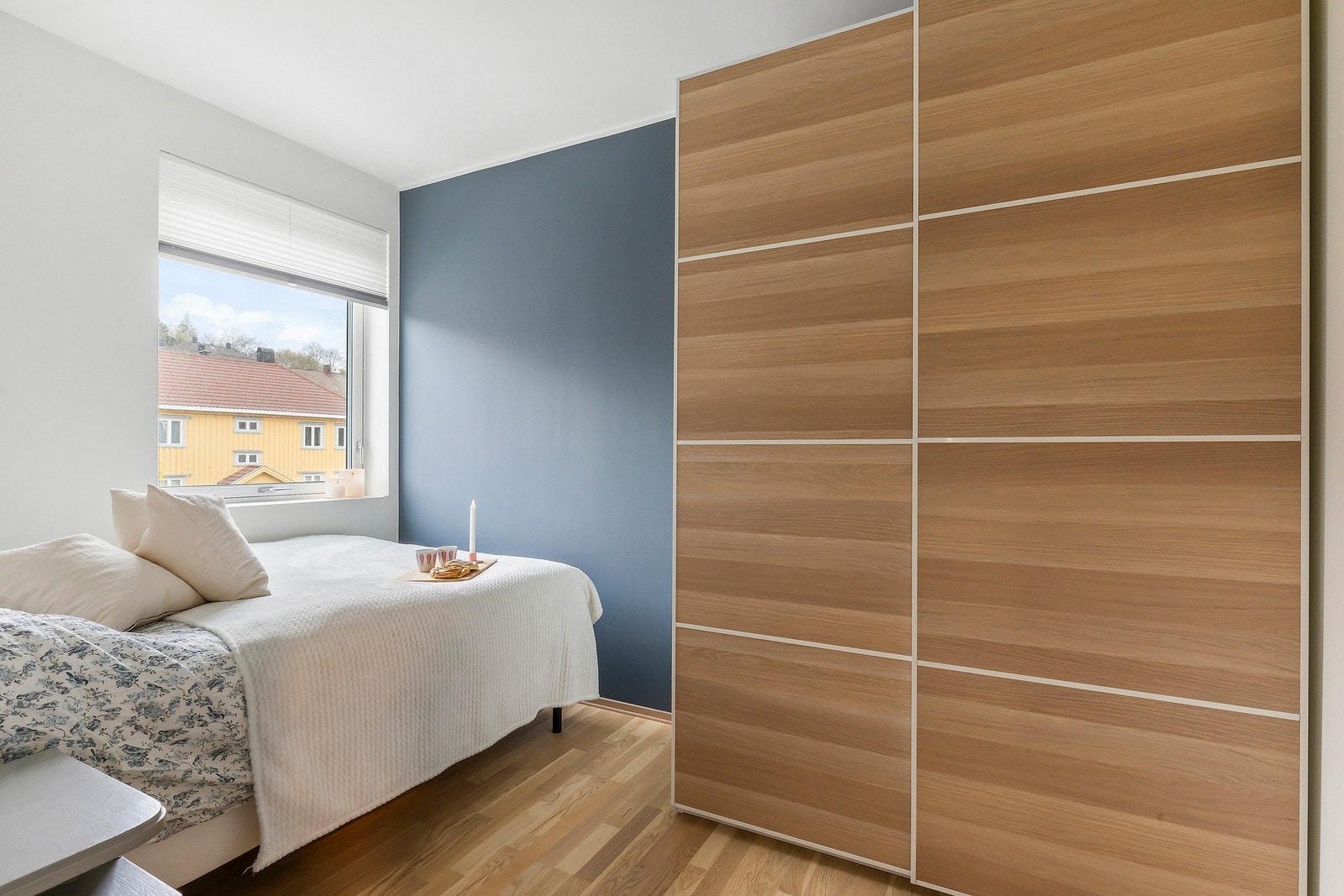 Her medfølger det en stor skyvedørsgarderobe som oppbevaring Galleribilde