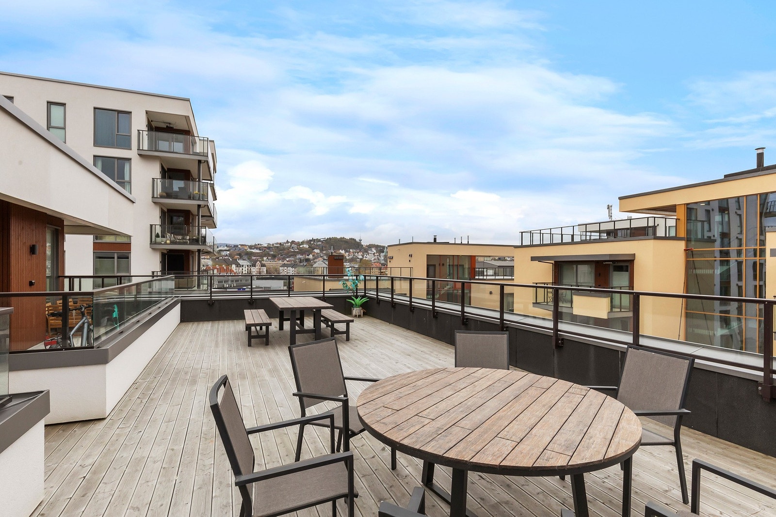 Èn etasje opp finner du en stor og fin felles takterrasse med sittemøblement Galleribilde