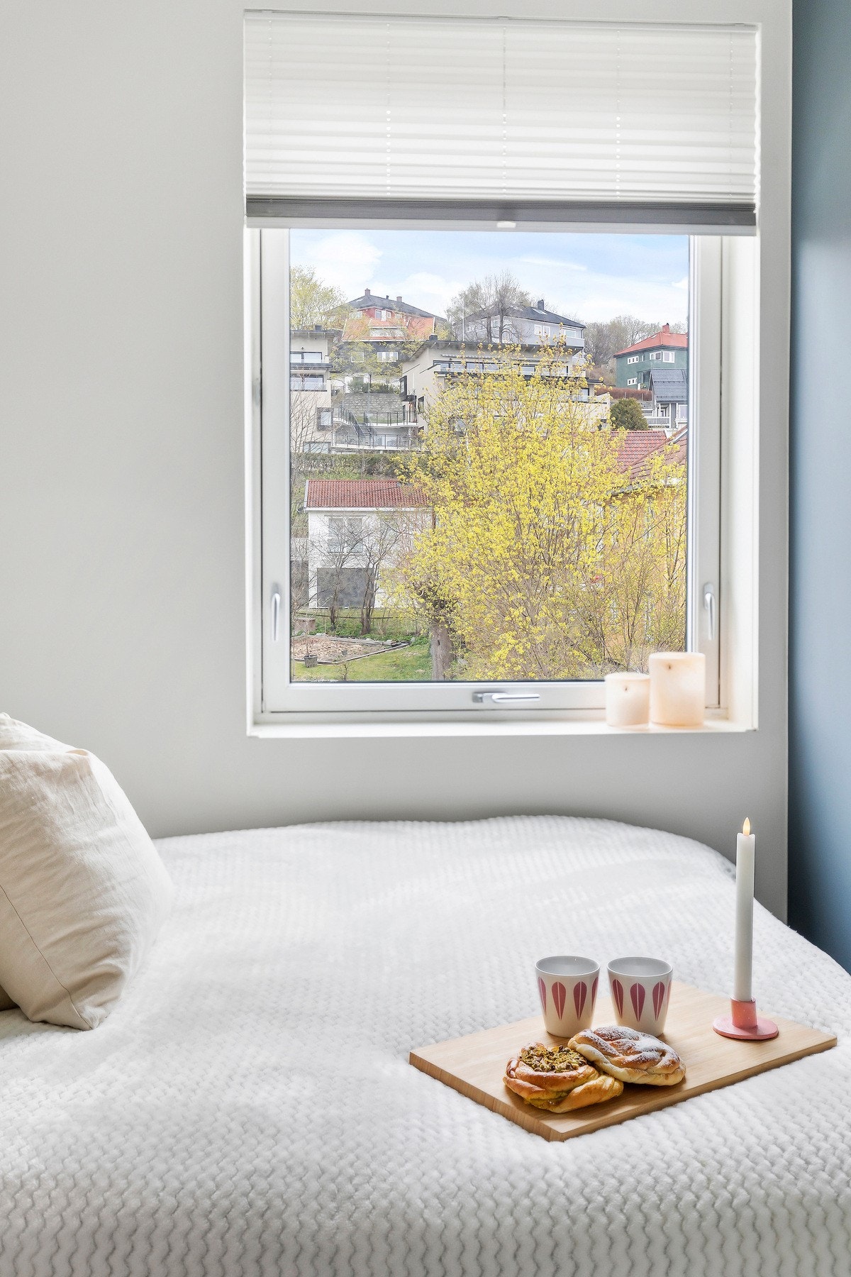 Soverommet, og leiligheten ellers vender mot blindvei med liten biltrafikk Galleribilde